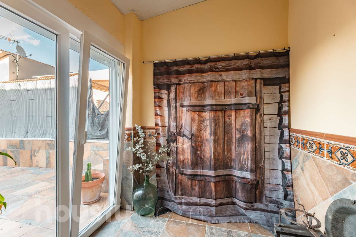 Housfy vende 🏡 amplia casa ubicada en Abrera, la cuál consta de 180 m2 verificados con la Dirección General de Catastro. Construido en el año: 2002. Distribución de estancias -Salón-comedor -4 Dormitorios -3 Baños -Cocina equipada Características específicas -Cédula de habitabilidad -Aire acondicionado -Trastero -Calefacción -Electrodomésticos -Gres/cerámica -Terraza -Piscina privada -Jardín privado -Chimenea -Lavadero -2 Plazas de garaje Zona y entorno Respecto a la ubicación, se sitúa en Abrera, municipio de Barcelona. Esta propiedad se encuentra cerca de transporte público. Aviso legal El precio de venta no incluye gastos de la compraventa como notaría, registro, impuestos, ni tampoco honorarios de agencia. Esta publicación no es vinculante. Consulta siempre la nota simple con Housfy antes de formalizar la compraventa. Sobre nosotros Housfy es la plataforma integral de servicios inmobiliarios. Nuestra combinación de expertos y tecnología pone al alcance de todo el mundo servicios cómodos, claros y seguros. AICAT número: 7922. Nos encargamos de la gestión y asesoramiento de la compra. ¡Olvídate de todo! Hacemos los trámites por ti. Y, si además necesitas financiación, ponemos a tu disposición un bróker hipotecario para ayudarte a conseguir las mejores condiciones para tu perfil económico. ¿Quieres visitarla? Contacta con Housfy y agenda tu visita sin compromiso. Más información en: housfy.com En cumplimiento de la Ley 8/2026 en Cataluña, el certificado de presencia o ausencia de amianto se encuentra en proceso de tramitación.-40
