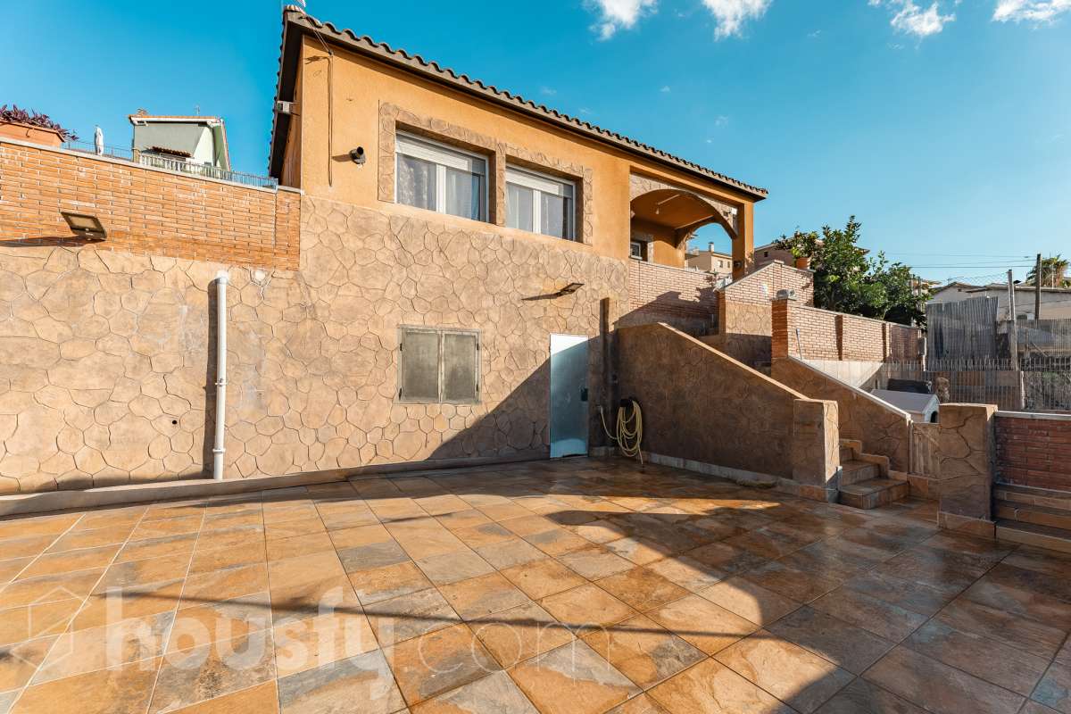 Housfy vende 🏡 amplia casa ubicada en Abrera, la cuál consta de 180 m2 verificados con la Dirección General de Catastro. Construido en el año: 2002. Distribución de estancias -Salón-comedor -4 Dormitorios -3 Baños -Cocina equipada Características específicas -Cédula de habitabilidad -Aire acondicionado -Trastero -Calefacción -Electrodomésticos -Gres/cerámica -Terraza -Piscina privada -Jardín privado -Chimenea -Lavadero -2 Plazas de garaje Zona y entorno Respecto a la ubicación, se sitúa en Abrera, municipio de Barcelona. Esta propiedad se encuentra cerca de transporte público. Aviso legal El precio de venta no incluye gastos de la compraventa como notaría, registro, impuestos, ni tampoco honorarios de agencia. Esta publicación no es vinculante. Consulta siempre la nota simple con Housfy antes de formalizar la compraventa. Sobre nosotros Housfy es la plataforma integral de servicios inmobiliarios. Nuestra combinación de expertos y tecnología pone al alcance de todo el mundo servicios cómodos, claros y seguros. AICAT número: 7922. Nos encargamos de la gestión y asesoramiento de la compra. ¡Olvídate de todo! Hacemos los trámites por ti. Y, si además necesitas financiación, ponemos a tu disposición un bróker hipotecario para ayudarte a conseguir las mejores condiciones para tu perfil económico. ¿Quieres visitarla? Contacta con Housfy y agenda tu visita sin compromiso. Más información en: housfy.com En cumplimiento de la Ley 8/2026 en Cataluña, el certificado de presencia o ausencia de amianto se encuentra en proceso de tramitación.-46