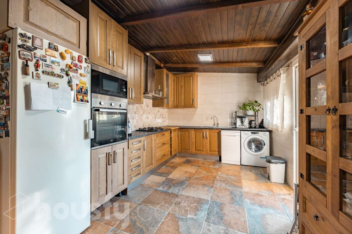 Housfy vende 🏡 amplia casa ubicada en Abrera, la cuál consta de 180 m2 verificados con la Dirección General de Catastro. Construido en el año: 2002. Distribución de estancias -Salón-comedor -4 Dormitorios -3 Baños -Cocina equipada Características específicas -Cédula de habitabilidad -Aire acondicionado -Trastero -Calefacción -Electrodomésticos -Gres/cerámica -Terraza -Piscina privada -Jardín privado -Chimenea -Lavadero -2 Plazas de garaje Zona y entorno Respecto a la ubicación, se sitúa en Abrera, municipio de Barcelona. Esta propiedad se encuentra cerca de transporte público. Aviso legal El precio de venta no incluye gastos de la compraventa como notaría, registro, impuestos, ni tampoco honorarios de agencia. Esta publicación no es vinculante. Consulta siempre la nota simple con Housfy antes de formalizar la compraventa. Sobre nosotros Housfy es la plataforma integral de servicios inmobiliarios. Nuestra combinación de expertos y tecnología pone al alcance de todo el mundo servicios cómodos, claros y seguros. AICAT número: 7922. Nos encargamos de la gestión y asesoramiento de la compra. ¡Olvídate de todo! Hacemos los trámites por ti. Y, si además necesitas financiación, ponemos a tu disposición un bróker hipotecario para ayudarte a conseguir las mejores condiciones para tu perfil económico. ¿Quieres visitarla? Contacta con Housfy y agenda tu visita sin compromiso. Más información en: housfy.com En cumplimiento de la Ley 8/2026 en Cataluña, el certificado de presencia o ausencia de amianto se encuentra en proceso de tramitación.-28