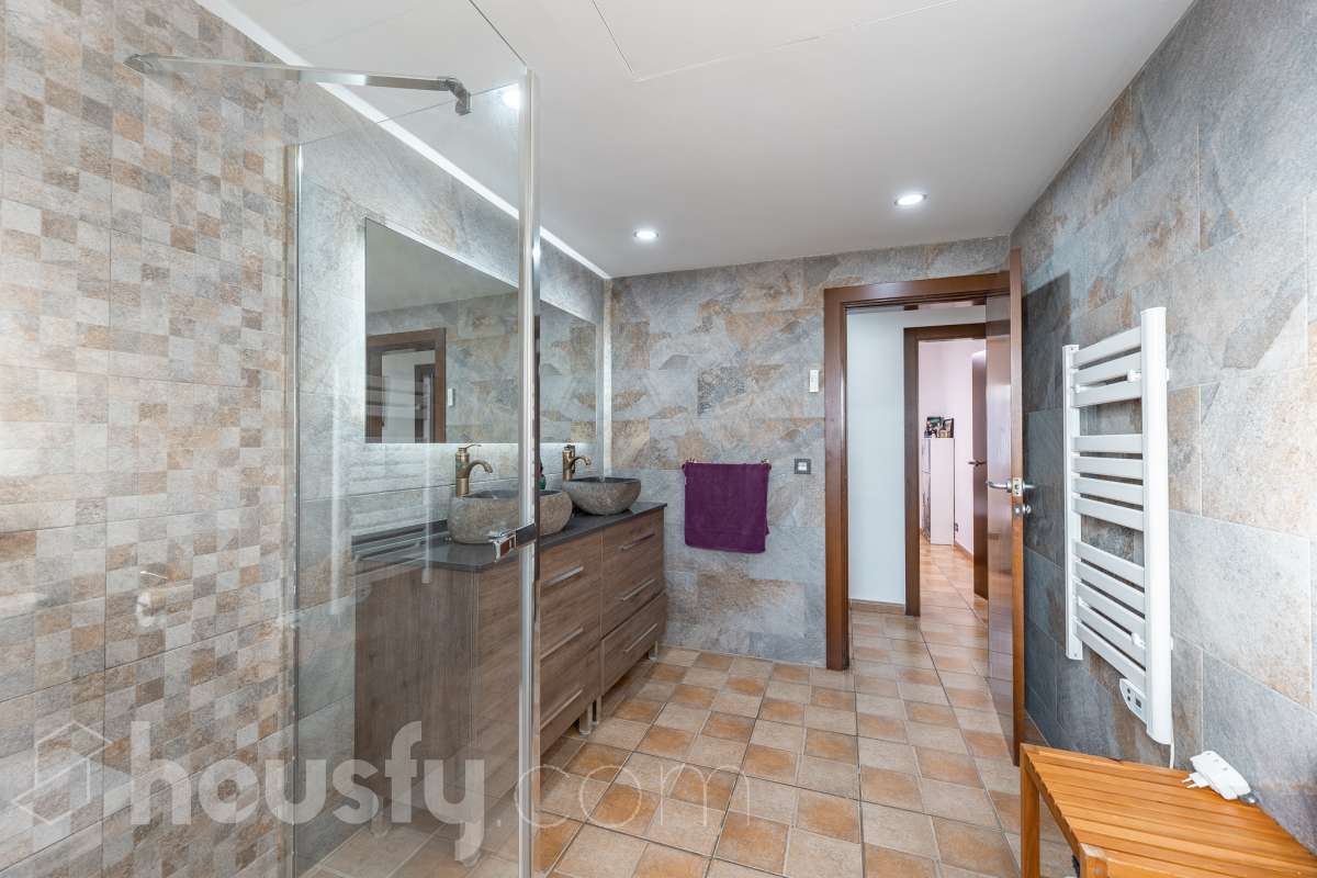 Housfy vende 🏡 amplia casa ubicada en Abrera, la cuál consta de 180 m2 verificados con la Dirección General de Catastro. Construido en el año: 2002. Distribución de estancias -Salón-comedor -4 Dormitorios -3 Baños -Cocina equipada Características específicas -Cédula de habitabilidad -Aire acondicionado -Trastero -Calefacción -Electrodomésticos -Gres/cerámica -Terraza -Piscina privada -Jardín privado -Chimenea -Lavadero -2 Plazas de garaje Zona y entorno Respecto a la ubicación, se sitúa en Abrera, municipio de Barcelona. Esta propiedad se encuentra cerca de transporte público. Aviso legal El precio de venta no incluye gastos de la compraventa como notaría, registro, impuestos, ni tampoco honorarios de agencia. Esta publicación no es vinculante. Consulta siempre la nota simple con Housfy antes de formalizar la compraventa. Sobre nosotros Housfy es la plataforma integral de servicios inmobiliarios. Nuestra combinación de expertos y tecnología pone al alcance de todo el mundo servicios cómodos, claros y seguros. AICAT número: 7922. Nos encargamos de la gestión y asesoramiento de la compra. ¡Olvídate de todo! Hacemos los trámites por ti. Y, si además necesitas financiación, ponemos a tu disposición un bróker hipotecario para ayudarte a conseguir las mejores condiciones para tu perfil económico. ¿Quieres visitarla? Contacta con Housfy y agenda tu visita sin compromiso. Más información en: housfy.com En cumplimiento de la Ley 8/2026 en Cataluña, el certificado de presencia o ausencia de amianto se encuentra en proceso de tramitación.-34