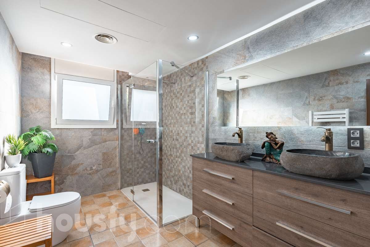 Housfy vende 🏡 amplia casa ubicada en Abrera, la cuál consta de 180 m2 verificados con la Dirección General de Catastro. Construido en el año: 2002. Distribución de estancias -Salón-comedor -4 Dormitorios -3 Baños -Cocina equipada Características específicas -Cédula de habitabilidad -Aire acondicionado -Trastero -Calefacción -Electrodomésticos -Gres/cerámica -Terraza -Piscina privada -Jardín privado -Chimenea -Lavadero -2 Plazas de garaje Zona y entorno Respecto a la ubicación, se sitúa en Abrera, municipio de Barcelona. Esta propiedad se encuentra cerca de transporte público. Aviso legal El precio de venta no incluye gastos de la compraventa como notaría, registro, impuestos, ni tampoco honorarios de agencia. Esta publicación no es vinculante. Consulta siempre la nota simple con Housfy antes de formalizar la compraventa. Sobre nosotros Housfy es la plataforma integral de servicios inmobiliarios. Nuestra combinación de expertos y tecnología pone al alcance de todo el mundo servicios cómodos, claros y seguros. AICAT número: 7922. Nos encargamos de la gestión y asesoramiento de la compra. ¡Olvídate de todo! Hacemos los trámites por ti. Y, si además necesitas financiación, ponemos a tu disposición un bróker hipotecario para ayudarte a conseguir las mejores condiciones para tu perfil económico. ¿Quieres visitarla? Contacta con Housfy y agenda tu visita sin compromiso. Más información en: housfy.com En cumplimiento de la Ley 8/2026 en Cataluña, el certificado de presencia o ausencia de amianto se encuentra en proceso de tramitación.-32