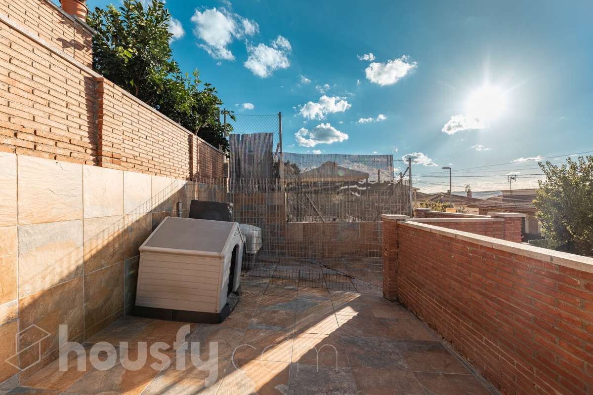 Housfy vende 🏡 amplia casa ubicada en Abrera, la cuál consta de 180 m2 verificados con la Dirección General de Catastro. Construido en el año: 2002. Distribución de estancias -Salón-comedor -4 Dormitorios -3 Baños -Cocina equipada Características específicas -Cédula de habitabilidad -Aire acondicionado -Trastero -Calefacción -Electrodomésticos -Gres/cerámica -Terraza -Piscina privada -Jardín privado -Chimenea -Lavadero -2 Plazas de garaje Zona y entorno Respecto a la ubicación, se sitúa en Abrera, municipio de Barcelona. Esta propiedad se encuentra cerca de transporte público. Aviso legal El precio de venta no incluye gastos de la compraventa como notaría, registro, impuestos, ni tampoco honorarios de agencia. Esta publicación no es vinculante. Consulta siempre la nota simple con Housfy antes de formalizar la compraventa. Sobre nosotros Housfy es la plataforma integral de servicios inmobiliarios. Nuestra combinación de expertos y tecnología pone al alcance de todo el mundo servicios cómodos, claros y seguros. AICAT número: 7922. Nos encargamos de la gestión y asesoramiento de la compra. ¡Olvídate de todo! Hacemos los trámites por ti. Y, si además necesitas financiación, ponemos a tu disposición un bróker hipotecario para ayudarte a conseguir las mejores condiciones para tu perfil económico. ¿Quieres visitarla? Contacta con Housfy y agenda tu visita sin compromiso. Más información en: housfy.com En cumplimiento de la Ley 8/2026 en Cataluña, el certificado de presencia o ausencia de amianto se encuentra en proceso de tramitación.-48