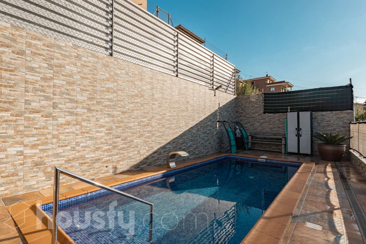 Housfy vende 🏡 amplia casa ubicada en Abrera, la cuál consta de 180 m2 verificados con la Dirección General de Catastro. Construido en el año: 2002. Distribución de estancias -Salón-comedor -4 Dormitorios -3 Baños -Cocina equipada Características específicas -Cédula de habitabilidad -Aire acondicionado -Trastero -Calefacción -Electrodomésticos -Gres/cerámica -Terraza -Piscina privada -Jardín privado -Chimenea -Lavadero -2 Plazas de garaje Zona y entorno Respecto a la ubicación, se sitúa en Abrera, municipio de Barcelona. Esta propiedad se encuentra cerca de transporte público. Aviso legal El precio de venta no incluye gastos de la compraventa como notaría, registro, impuestos, ni tampoco honorarios de agencia. Esta publicación no es vinculante. Consulta siempre la nota simple con Housfy antes de formalizar la compraventa. Sobre nosotros Housfy es la plataforma integral de servicios inmobiliarios. Nuestra combinación de expertos y tecnología pone al alcance de todo el mundo servicios cómodos, claros y seguros. AICAT número: 7922. Nos encargamos de la gestión y asesoramiento de la compra. ¡Olvídate de todo! Hacemos los trámites por ti. Y, si además necesitas financiación, ponemos a tu disposición un bróker hipotecario para ayudarte a conseguir las mejores condiciones para tu perfil económico. ¿Quieres visitarla? Contacta con Housfy y agenda tu visita sin compromiso. Más información en: housfy.com En cumplimiento de la Ley 8/2026 en Cataluña, el certificado de presencia o ausencia de amianto se encuentra en proceso de tramitación.-52