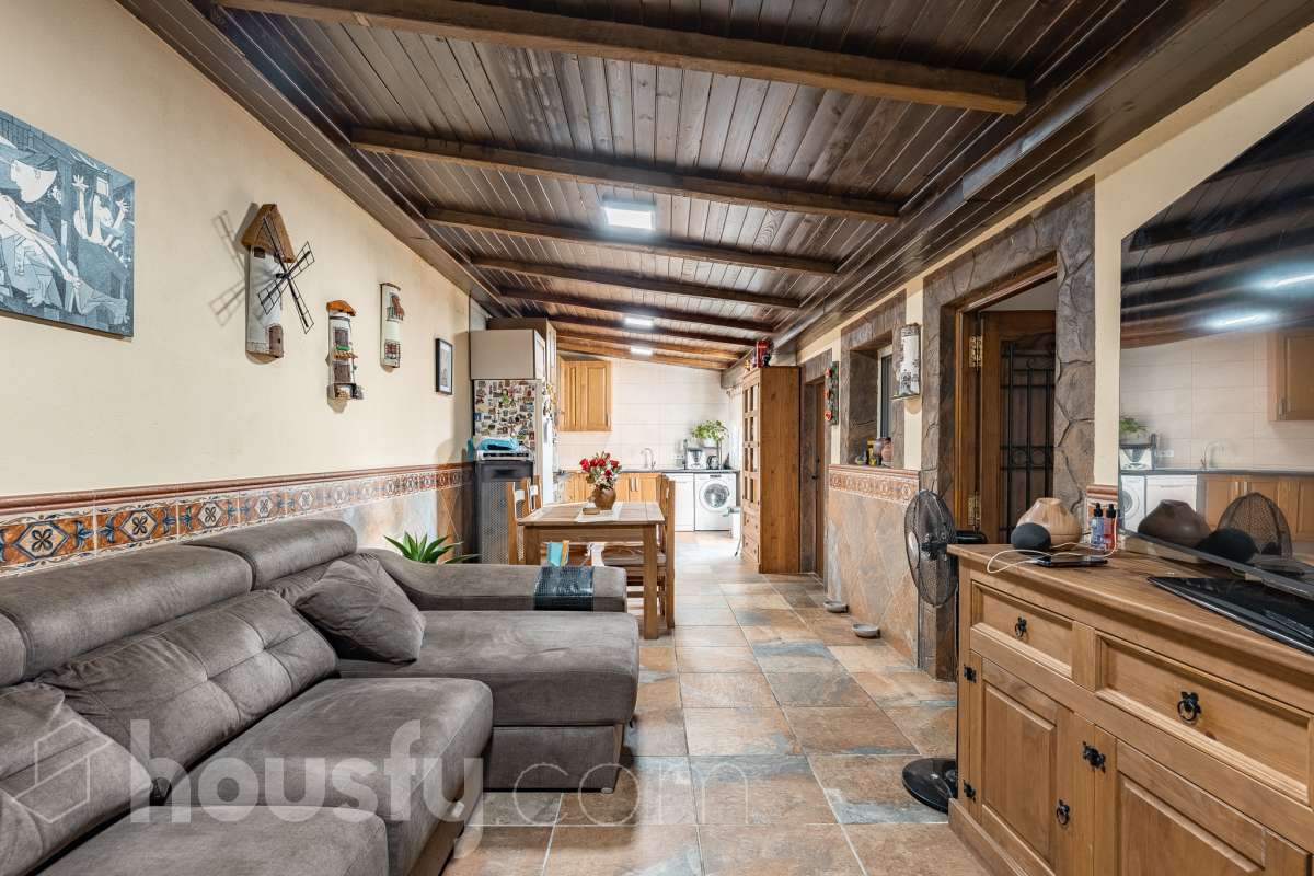 Housfy vende 🏡 amplia casa ubicada en Abrera, la cuál consta de 180 m2 verificados con la Dirección General de Catastro. Construido en el año: 2002. Distribución de estancias -Salón-comedor -4 Dormitorios -3 Baños -Cocina equipada Características específicas -Cédula de habitabilidad -Aire acondicionado -Trastero -Calefacción -Electrodomésticos -Gres/cerámica -Terraza -Piscina privada -Jardín privado -Chimenea -Lavadero -2 Plazas de garaje Zona y entorno Respecto a la ubicación, se sitúa en Abrera, municipio de Barcelona. Esta propiedad se encuentra cerca de transporte público. Aviso legal El precio de venta no incluye gastos de la compraventa como notaría, registro, impuestos, ni tampoco honorarios de agencia. Esta publicación no es vinculante. Consulta siempre la nota simple con Housfy antes de formalizar la compraventa. Sobre nosotros Housfy es la plataforma integral de servicios inmobiliarios. Nuestra combinación de expertos y tecnología pone al alcance de todo el mundo servicios cómodos, claros y seguros. AICAT número: 7922. Nos encargamos de la gestión y asesoramiento de la compra. ¡Olvídate de todo! Hacemos los trámites por ti. Y, si además necesitas financiación, ponemos a tu disposición un bróker hipotecario para ayudarte a conseguir las mejores condiciones para tu perfil económico. ¿Quieres visitarla? Contacta con Housfy y agenda tu visita sin compromiso. Más información en: housfy.com En cumplimiento de la Ley 8/2026 en Cataluña, el certificado de presencia o ausencia de amianto se encuentra en proceso de tramitación.-11