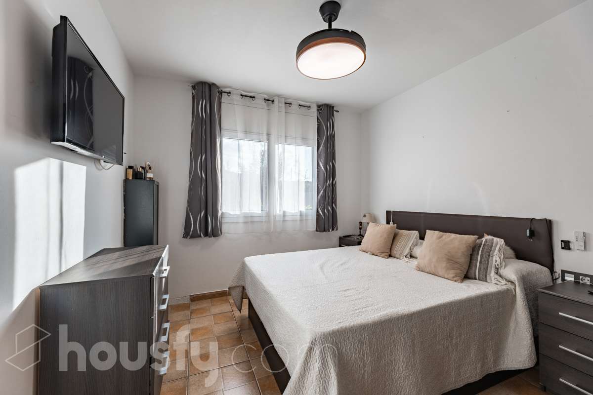 Housfy vende 🏡 amplia casa ubicada en Abrera, la cuál consta de 180 m2 verificados con la Dirección General de Catastro. Construido en el año: 2002. Distribución de estancias -Salón-comedor -4 Dormitorios -3 Baños -Cocina equipada Características específicas -Cédula de habitabilidad -Aire acondicionado -Trastero -Calefacción -Electrodomésticos -Gres/cerámica -Terraza -Piscina privada -Jardín privado -Chimenea -Lavadero -2 Plazas de garaje Zona y entorno Respecto a la ubicación, se sitúa en Abrera, municipio de Barcelona. Esta propiedad se encuentra cerca de transporte público. Aviso legal El precio de venta no incluye gastos de la compraventa como notaría, registro, impuestos, ni tampoco honorarios de agencia. Esta publicación no es vinculante. Consulta siempre la nota simple con Housfy antes de formalizar la compraventa. Sobre nosotros Housfy es la plataforma integral de servicios inmobiliarios. Nuestra combinación de expertos y tecnología pone al alcance de todo el mundo servicios cómodos, claros y seguros. AICAT número: 7922. Nos encargamos de la gestión y asesoramiento de la compra. ¡Olvídate de todo! Hacemos los trámites por ti. Y, si además necesitas financiación, ponemos a tu disposición un bróker hipotecario para ayudarte a conseguir las mejores condiciones para tu perfil económico. ¿Quieres visitarla? Contacta con Housfy y agenda tu visita sin compromiso. Más información en: housfy.com En cumplimiento de la Ley 8/2026 en Cataluña, el certificado de presencia o ausencia de amianto se encuentra en proceso de tramitación.-19