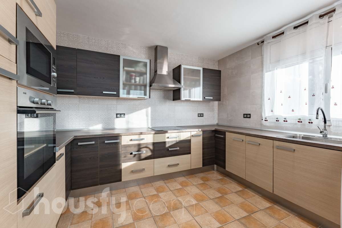 Housfy vende 🏡 amplia casa ubicada en Abrera, la cuál consta de 180 m2 verificados con la Dirección General de Catastro. Construido en el año: 2002. Distribución de estancias -Salón-comedor -4 Dormitorios -3 Baños -Cocina equipada Características específicas -Cédula de habitabilidad -Aire acondicionado -Trastero -Calefacción -Electrodomésticos -Gres/cerámica -Terraza -Piscina privada -Jardín privado -Chimenea -Lavadero -2 Plazas de garaje Zona y entorno Respecto a la ubicación, se sitúa en Abrera, municipio de Barcelona. Esta propiedad se encuentra cerca de transporte público. Aviso legal El precio de venta no incluye gastos de la compraventa como notaría, registro, impuestos, ni tampoco honorarios de agencia. Esta publicación no es vinculante. Consulta siempre la nota simple con Housfy antes de formalizar la compraventa. Sobre nosotros Housfy es la plataforma integral de servicios inmobiliarios. Nuestra combinación de expertos y tecnología pone al alcance de todo el mundo servicios cómodos, claros y seguros. AICAT número: 7922. Nos encargamos de la gestión y asesoramiento de la compra. ¡Olvídate de todo! Hacemos los trámites por ti. Y, si además necesitas financiación, ponemos a tu disposición un bróker hipotecario para ayudarte a conseguir las mejores condiciones para tu perfil económico. ¿Quieres visitarla? Contacta con Housfy y agenda tu visita sin compromiso. Más información en: housfy.com En cumplimiento de la Ley 8/2026 en Cataluña, el certificado de presencia o ausencia de amianto se encuentra en proceso de tramitación.-26