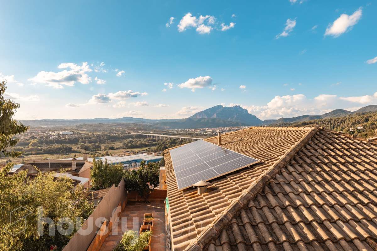 Housfy vende 🏡 amplia casa ubicada en Abrera, la cuál consta de 180 m2 verificados con la Dirección General de Catastro. Construido en el año: 2002. Distribución de estancias -Salón-comedor -4 Dormitorios -3 Baños -Cocina equipada Características específicas -Cédula de habitabilidad -Aire acondicionado -Trastero -Calefacción -Electrodomésticos -Gres/cerámica -Terraza -Piscina privada -Jardín privado -Chimenea -Lavadero -2 Plazas de garaje Zona y entorno Respecto a la ubicación, se sitúa en Abrera, municipio de Barcelona. Esta propiedad se encuentra cerca de transporte público. Aviso legal El precio de venta no incluye gastos de la compraventa como notaría, registro, impuestos, ni tampoco honorarios de agencia. Esta publicación no es vinculante. Consulta siempre la nota simple con Housfy antes de formalizar la compraventa. Sobre nosotros Housfy es la plataforma integral de servicios inmobiliarios. Nuestra combinación de expertos y tecnología pone al alcance de todo el mundo servicios cómodos, claros y seguros. AICAT número: 7922. Nos encargamos de la gestión y asesoramiento de la compra. ¡Olvídate de todo! Hacemos los trámites por ti. Y, si además necesitas financiación, ponemos a tu disposición un bróker hipotecario para ayudarte a conseguir las mejores condiciones para tu perfil económico. ¿Quieres visitarla? Contacta con Housfy y agenda tu visita sin compromiso. Más información en: housfy.com En cumplimiento de la Ley 8/2026 en Cataluña, el certificado de presencia o ausencia de amianto se encuentra en proceso de tramitación.-60