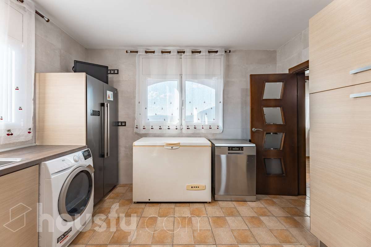 Housfy vende 🏡 amplia casa ubicada en Abrera, la cuál consta de 180 m2 verificados con la Dirección General de Catastro. Construido en el año: 2002. Distribución de estancias -Salón-comedor -4 Dormitorios -3 Baños -Cocina equipada Características específicas -Cédula de habitabilidad -Aire acondicionado -Trastero -Calefacción -Electrodomésticos -Gres/cerámica -Terraza -Piscina privada -Jardín privado -Chimenea -Lavadero -2 Plazas de garaje Zona y entorno Respecto a la ubicación, se sitúa en Abrera, municipio de Barcelona. Esta propiedad se encuentra cerca de transporte público. Aviso legal El precio de venta no incluye gastos de la compraventa como notaría, registro, impuestos, ni tampoco honorarios de agencia. Esta publicación no es vinculante. Consulta siempre la nota simple con Housfy antes de formalizar la compraventa. Sobre nosotros Housfy es la plataforma integral de servicios inmobiliarios. Nuestra combinación de expertos y tecnología pone al alcance de todo el mundo servicios cómodos, claros y seguros. AICAT número: 7922. Nos encargamos de la gestión y asesoramiento de la compra. ¡Olvídate de todo! Hacemos los trámites por ti. Y, si además necesitas financiación, ponemos a tu disposición un bróker hipotecario para ayudarte a conseguir las mejores condiciones para tu perfil económico. ¿Quieres visitarla? Contacta con Housfy y agenda tu visita sin compromiso. Más información en: housfy.com En cumplimiento de la Ley 8/2026 en Cataluña, el certificado de presencia o ausencia de amianto se encuentra en proceso de tramitación.-25