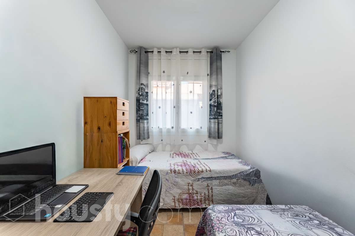 Housfy vende 🏡 amplia casa ubicada en Abrera, la cuál consta de 180 m2 verificados con la Dirección General de Catastro. Construido en el año: 2002. Distribución de estancias -Salón-comedor -4 Dormitorios -3 Baños -Cocina equipada Características específicas -Cédula de habitabilidad -Aire acondicionado -Trastero -Calefacción -Electrodomésticos -Gres/cerámica -Terraza -Piscina privada -Jardín privado -Chimenea -Lavadero -2 Plazas de garaje Zona y entorno Respecto a la ubicación, se sitúa en Abrera, municipio de Barcelona. Esta propiedad se encuentra cerca de transporte público. Aviso legal El precio de venta no incluye gastos de la compraventa como notaría, registro, impuestos, ni tampoco honorarios de agencia. Esta publicación no es vinculante. Consulta siempre la nota simple con Housfy antes de formalizar la compraventa. Sobre nosotros Housfy es la plataforma integral de servicios inmobiliarios. Nuestra combinación de expertos y tecnología pone al alcance de todo el mundo servicios cómodos, claros y seguros. AICAT número: 7922. Nos encargamos de la gestión y asesoramiento de la compra. ¡Olvídate de todo! Hacemos los trámites por ti. Y, si además necesitas financiación, ponemos a tu disposición un bróker hipotecario para ayudarte a conseguir las mejores condiciones para tu perfil económico. ¿Quieres visitarla? Contacta con Housfy y agenda tu visita sin compromiso. Más información en: housfy.com En cumplimiento de la Ley 8/2026 en Cataluña, el certificado de presencia o ausencia de amianto se encuentra en proceso de tramitación.-21