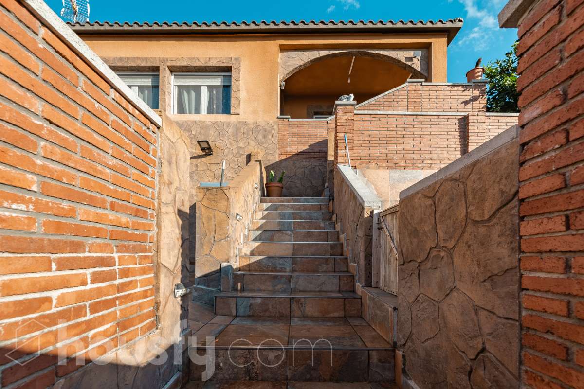 Housfy vende 🏡 amplia casa ubicada en Abrera, la cuál consta de 180 m2 verificados con la Dirección General de Catastro. Construido en el año: 2002. Distribución de estancias -Salón-comedor -4 Dormitorios -3 Baños -Cocina equipada Características específicas -Cédula de habitabilidad -Aire acondicionado -Trastero -Calefacción -Electrodomésticos -Gres/cerámica -Terraza -Piscina privada -Jardín privado -Chimenea -Lavadero -2 Plazas de garaje Zona y entorno Respecto a la ubicación, se sitúa en Abrera, municipio de Barcelona. Esta propiedad se encuentra cerca de transporte público. Aviso legal El precio de venta no incluye gastos de la compraventa como notaría, registro, impuestos, ni tampoco honorarios de agencia. Esta publicación no es vinculante. Consulta siempre la nota simple con Housfy antes de formalizar la compraventa. Sobre nosotros Housfy es la plataforma integral de servicios inmobiliarios. Nuestra combinación de expertos y tecnología pone al alcance de todo el mundo servicios cómodos, claros y seguros. AICAT número: 7922. Nos encargamos de la gestión y asesoramiento de la compra. ¡Olvídate de todo! Hacemos los trámites por ti. Y, si además necesitas financiación, ponemos a tu disposición un bróker hipotecario para ayudarte a conseguir las mejores condiciones para tu perfil económico. ¿Quieres visitarla? Contacta con Housfy y agenda tu visita sin compromiso. Más información en: housfy.com En cumplimiento de la Ley 8/2026 en Cataluña, el certificado de presencia o ausencia de amianto se encuentra en proceso de tramitación.-49
