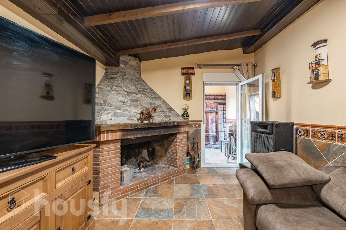 Housfy vende 🏡 amplia casa ubicada en Abrera, la cuál consta de 180 m2 verificados con la Dirección General de Catastro. Construido en el año: 2002. Distribución de estancias -Salón-comedor -4 Dormitorios -3 Baños -Cocina equipada Características específicas -Cédula de habitabilidad -Aire acondicionado -Trastero -Calefacción -Electrodomésticos -Gres/cerámica -Terraza -Piscina privada -Jardín privado -Chimenea -Lavadero -2 Plazas de garaje Zona y entorno Respecto a la ubicación, se sitúa en Abrera, municipio de Barcelona. Esta propiedad se encuentra cerca de transporte público. Aviso legal El precio de venta no incluye gastos de la compraventa como notaría, registro, impuestos, ni tampoco honorarios de agencia. Esta publicación no es vinculante. Consulta siempre la nota simple con Housfy antes de formalizar la compraventa. Sobre nosotros Housfy es la plataforma integral de servicios inmobiliarios. Nuestra combinación de expertos y tecnología pone al alcance de todo el mundo servicios cómodos, claros y seguros. AICAT número: 7922. Nos encargamos de la gestión y asesoramiento de la compra. ¡Olvídate de todo! Hacemos los trámites por ti. Y, si además necesitas financiación, ponemos a tu disposición un bróker hipotecario para ayudarte a conseguir las mejores condiciones para tu perfil económico. ¿Quieres visitarla? Contacta con Housfy y agenda tu visita sin compromiso. Más información en: housfy.com En cumplimiento de la Ley 8/2026 en Cataluña, el certificado de presencia o ausencia de amianto se encuentra en proceso de tramitación.-10
