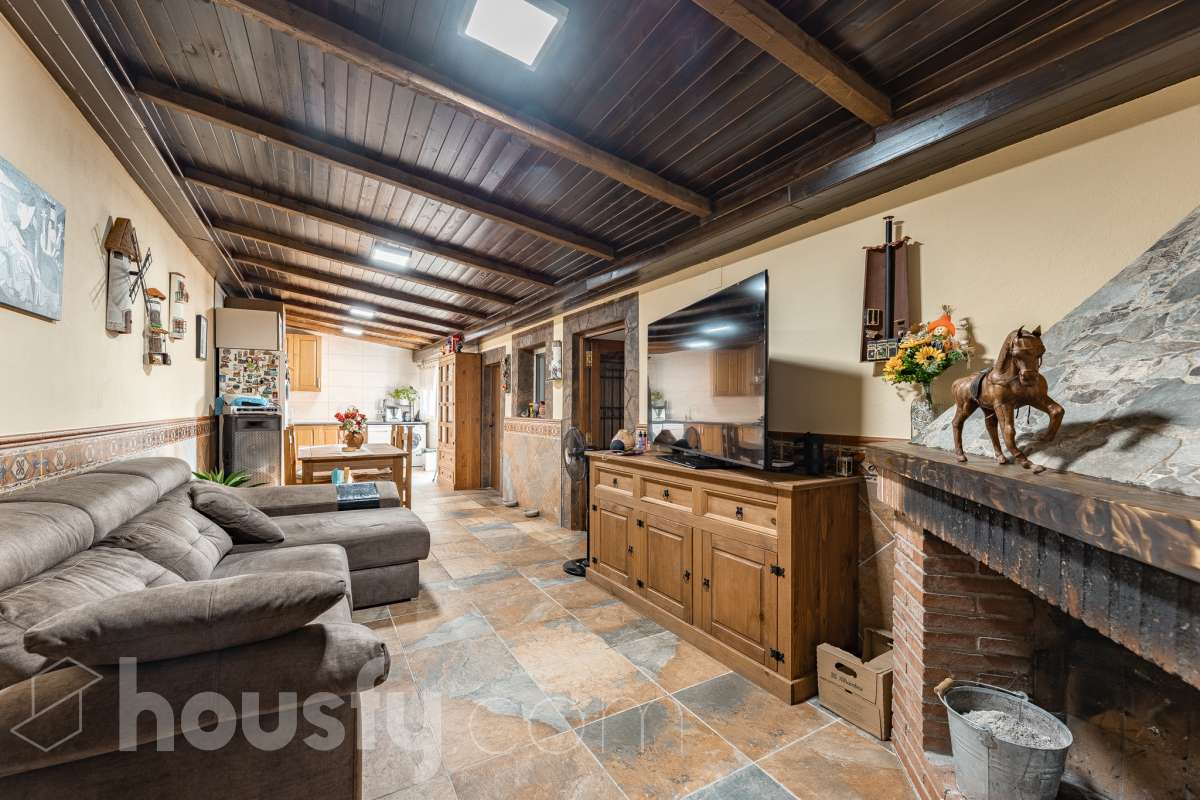 Housfy vende 🏡 amplia casa ubicada en Abrera, la cuál consta de 180 m2 verificados con la Dirección General de Catastro. Construido en el año: 2002. Distribución de estancias -Salón-comedor -4 Dormitorios -3 Baños -Cocina equipada Características específicas -Cédula de habitabilidad -Aire acondicionado -Trastero -Calefacción -Electrodomésticos -Gres/cerámica -Terraza -Piscina privada -Jardín privado -Chimenea -Lavadero -2 Plazas de garaje Zona y entorno Respecto a la ubicación, se sitúa en Abrera, municipio de Barcelona. Esta propiedad se encuentra cerca de transporte público. Aviso legal El precio de venta no incluye gastos de la compraventa como notaría, registro, impuestos, ni tampoco honorarios de agencia. Esta publicación no es vinculante. Consulta siempre la nota simple con Housfy antes de formalizar la compraventa. Sobre nosotros Housfy es la plataforma integral de servicios inmobiliarios. Nuestra combinación de expertos y tecnología pone al alcance de todo el mundo servicios cómodos, claros y seguros. AICAT número: 7922. Nos encargamos de la gestión y asesoramiento de la compra. ¡Olvídate de todo! Hacemos los trámites por ti. Y, si además necesitas financiación, ponemos a tu disposición un bróker hipotecario para ayudarte a conseguir las mejores condiciones para tu perfil económico. ¿Quieres visitarla? Contacta con Housfy y agenda tu visita sin compromiso. Más información en: housfy.com En cumplimiento de la Ley 8/2026 en Cataluña, el certificado de presencia o ausencia de amianto se encuentra en proceso de tramitación.-12