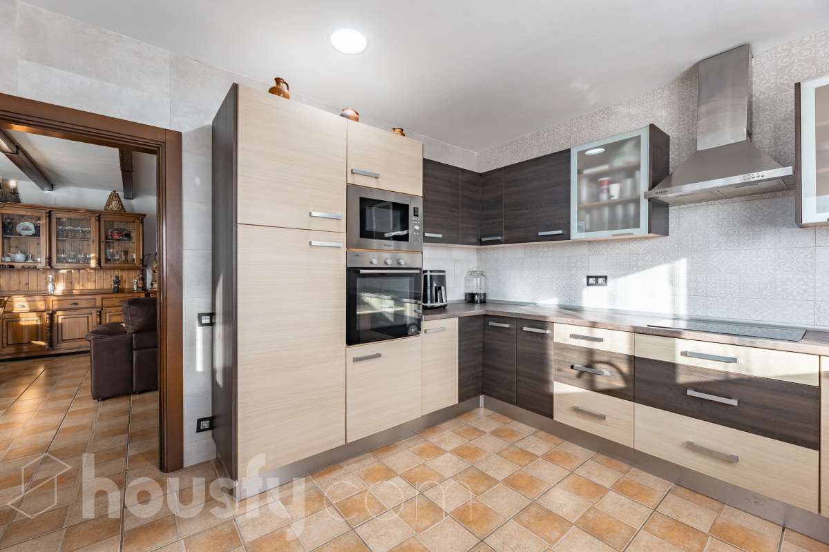 Housfy vende 🏡 amplia casa ubicada en Abrera, la cuál consta de 180 m2 verificados con la Dirección General de Catastro. Construido en el año: 2002. Distribución de estancias -Salón-comedor -4 Dormitorios -3 Baños -Cocina equipada Características específicas -Cédula de habitabilidad -Aire acondicionado -Trastero -Calefacción -Electrodomésticos -Gres/cerámica -Terraza -Piscina privada -Jardín privado -Chimenea -Lavadero -2 Plazas de garaje Zona y entorno Respecto a la ubicación, se sitúa en Abrera, municipio de Barcelona. Esta propiedad se encuentra cerca de transporte público. Aviso legal El precio de venta no incluye gastos de la compraventa como notaría, registro, impuestos, ni tampoco honorarios de agencia. Esta publicación no es vinculante. Consulta siempre la nota simple con Housfy antes de formalizar la compraventa. Sobre nosotros Housfy es la plataforma integral de servicios inmobiliarios. Nuestra combinación de expertos y tecnología pone al alcance de todo el mundo servicios cómodos, claros y seguros. AICAT número: 7922. Nos encargamos de la gestión y asesoramiento de la compra. ¡Olvídate de todo! Hacemos los trámites por ti. Y, si además necesitas financiación, ponemos a tu disposición un bróker hipotecario para ayudarte a conseguir las mejores condiciones para tu perfil económico. ¿Quieres visitarla? Contacta con Housfy y agenda tu visita sin compromiso. Más información en: housfy.com En cumplimiento de la Ley 8/2026 en Cataluña, el certificado de presencia o ausencia de amianto se encuentra en proceso de tramitación.-24