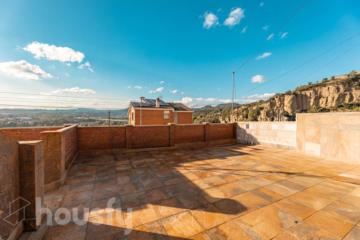Housfy vende 🏡 amplia casa ubicada en Abrera, la cuál consta de 180 m2 verificados con la Dirección General de Catastro. Construido en el año: 2002. Distribución de estancias -Salón-comedor -4 Dormitorios -3 Baños -Cocina equipada Características específicas -Cédula de habitabilidad -Aire acondicionado -Trastero -Calefacción -Electrodomésticos -Gres/cerámica -Terraza -Piscina privada -Jardín privado -Chimenea -Lavadero -2 Plazas de garaje Zona y entorno Respecto a la ubicación, se sitúa en Abrera, municipio de Barcelona. Esta propiedad se encuentra cerca de transporte público. Aviso legal El precio de venta no incluye gastos de la compraventa como notaría, registro, impuestos, ni tampoco honorarios de agencia. Esta publicación no es vinculante. Consulta siempre la nota simple con Housfy antes de formalizar la compraventa. Sobre nosotros Housfy es la plataforma integral de servicios inmobiliarios. Nuestra combinación de expertos y tecnología pone al alcance de todo el mundo servicios cómodos, claros y seguros. AICAT número: 7922. Nos encargamos de la gestión y asesoramiento de la compra. ¡Olvídate de todo! Hacemos los trámites por ti. Y, si además necesitas financiación, ponemos a tu disposición un bróker hipotecario para ayudarte a conseguir las mejores condiciones para tu perfil económico. ¿Quieres visitarla? Contacta con Housfy y agenda tu visita sin compromiso. Más información en: housfy.com En cumplimiento de la Ley 8/2026 en Cataluña, el certificado de presencia o ausencia de amianto se encuentra en proceso de tramitación.-47