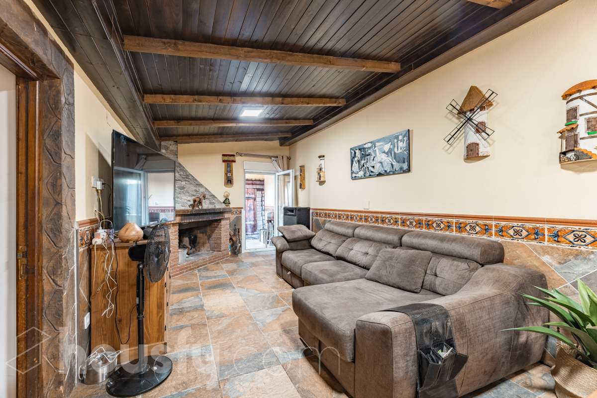 Housfy vende 🏡 amplia casa ubicada en Abrera, la cuál consta de 180 m2 verificados con la Dirección General de Catastro. Construido en el año: 2002. Distribución de estancias -Salón-comedor -4 Dormitorios -3 Baños -Cocina equipada Características específicas -Cédula de habitabilidad -Aire acondicionado -Trastero -Calefacción -Electrodomésticos -Gres/cerámica -Terraza -Piscina privada -Jardín privado -Chimenea -Lavadero -2 Plazas de garaje Zona y entorno Respecto a la ubicación, se sitúa en Abrera, municipio de Barcelona. Esta propiedad se encuentra cerca de transporte público. Aviso legal El precio de venta no incluye gastos de la compraventa como notaría, registro, impuestos, ni tampoco honorarios de agencia. Esta publicación no es vinculante. Consulta siempre la nota simple con Housfy antes de formalizar la compraventa. Sobre nosotros Housfy es la plataforma integral de servicios inmobiliarios. Nuestra combinación de expertos y tecnología pone al alcance de todo el mundo servicios cómodos, claros y seguros. AICAT número: 7922. Nos encargamos de la gestión y asesoramiento de la compra. ¡Olvídate de todo! Hacemos los trámites por ti. Y, si además necesitas financiación, ponemos a tu disposición un bróker hipotecario para ayudarte a conseguir las mejores condiciones para tu perfil económico. ¿Quieres visitarla? Contacta con Housfy y agenda tu visita sin compromiso. Más información en: housfy.com En cumplimiento de la Ley 8/2026 en Cataluña, el certificado de presencia o ausencia de amianto se encuentra en proceso de tramitación.-9