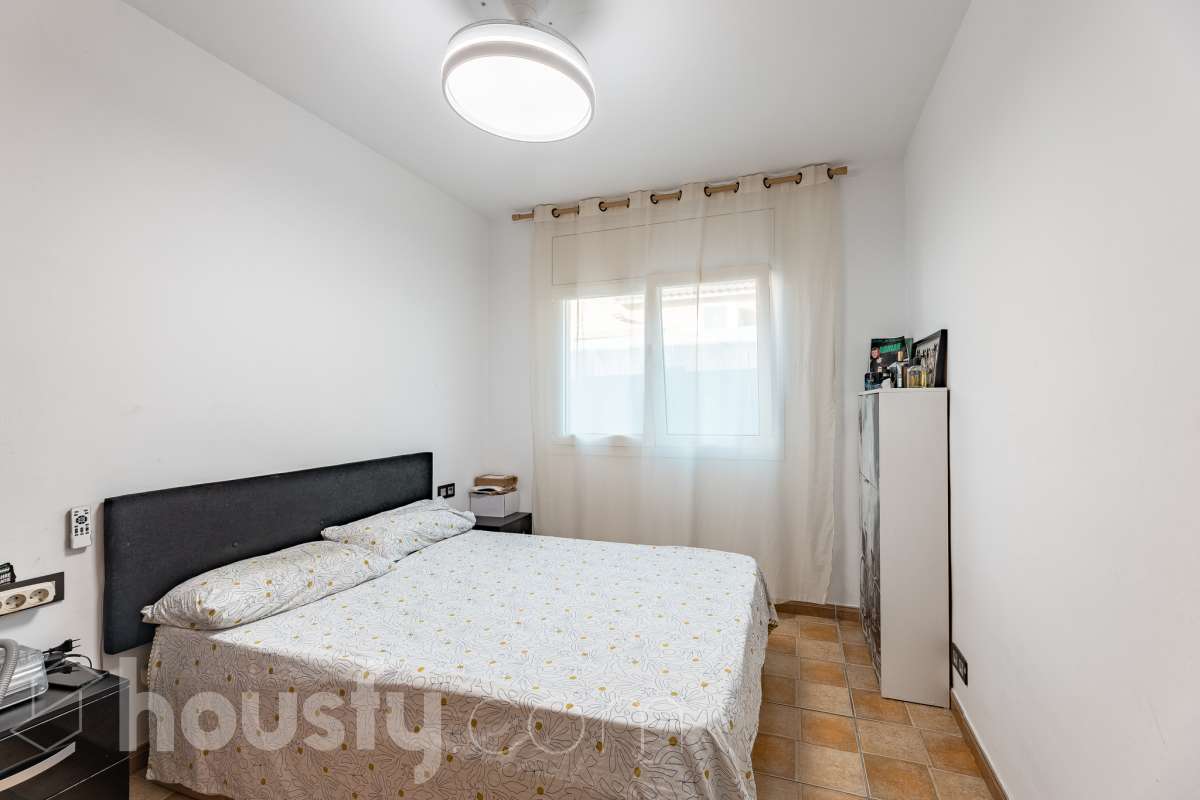 Housfy vende 🏡 amplia casa ubicada en Abrera, la cuál consta de 180 m2 verificados con la Dirección General de Catastro. Construido en el año: 2002. Distribución de estancias -Salón-comedor -4 Dormitorios -3 Baños -Cocina equipada Características específicas -Cédula de habitabilidad -Aire acondicionado -Trastero -Calefacción -Electrodomésticos -Gres/cerámica -Terraza -Piscina privada -Jardín privado -Chimenea -Lavadero -2 Plazas de garaje Zona y entorno Respecto a la ubicación, se sitúa en Abrera, municipio de Barcelona. Esta propiedad se encuentra cerca de transporte público. Aviso legal El precio de venta no incluye gastos de la compraventa como notaría, registro, impuestos, ni tampoco honorarios de agencia. Esta publicación no es vinculante. Consulta siempre la nota simple con Housfy antes de formalizar la compraventa. Sobre nosotros Housfy es la plataforma integral de servicios inmobiliarios. Nuestra combinación de expertos y tecnología pone al alcance de todo el mundo servicios cómodos, claros y seguros. AICAT número: 7922. Nos encargamos de la gestión y asesoramiento de la compra. ¡Olvídate de todo! Hacemos los trámites por ti. Y, si además necesitas financiación, ponemos a tu disposición un bróker hipotecario para ayudarte a conseguir las mejores condiciones para tu perfil económico. ¿Quieres visitarla? Contacta con Housfy y agenda tu visita sin compromiso. Más información en: housfy.com En cumplimiento de la Ley 8/2026 en Cataluña, el certificado de presencia o ausencia de amianto se encuentra en proceso de tramitación.-16