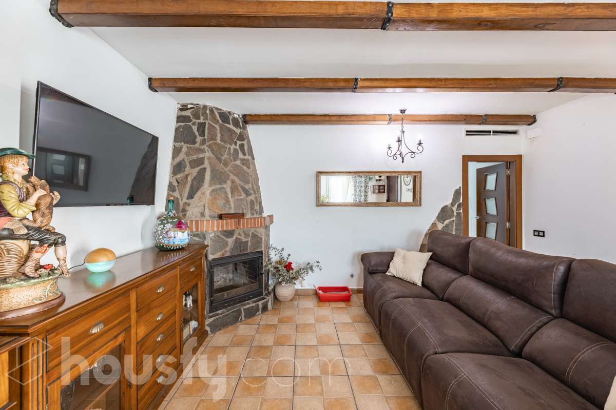 Housfy vende 🏡 amplia casa ubicada en Abrera, la cuál consta de 180 m2 verificados con la Dirección General de Catastro. Construido en el año: 2002. Distribución de estancias -Salón-comedor -4 Dormitorios -3 Baños -Cocina equipada Características específicas -Cédula de habitabilidad -Aire acondicionado -Trastero -Calefacción -Electrodomésticos -Gres/cerámica -Terraza -Piscina privada -Jardín privado -Chimenea -Lavadero -2 Plazas de garaje Zona y entorno Respecto a la ubicación, se sitúa en Abrera, municipio de Barcelona. Esta propiedad se encuentra cerca de transporte público. Aviso legal El precio de venta no incluye gastos de la compraventa como notaría, registro, impuestos, ni tampoco honorarios de agencia. Esta publicación no es vinculante. Consulta siempre la nota simple con Housfy antes de formalizar la compraventa. Sobre nosotros Housfy es la plataforma integral de servicios inmobiliarios. Nuestra combinación de expertos y tecnología pone al alcance de todo el mundo servicios cómodos, claros y seguros. AICAT número: 7922. Nos encargamos de la gestión y asesoramiento de la compra. ¡Olvídate de todo! Hacemos los trámites por ti. Y, si además necesitas financiación, ponemos a tu disposición un bróker hipotecario para ayudarte a conseguir las mejores condiciones para tu perfil económico. ¿Quieres visitarla? Contacta con Housfy y agenda tu visita sin compromiso. Más información en: housfy.com En cumplimiento de la Ley 8/2026 en Cataluña, el certificado de presencia o ausencia de amianto se encuentra en proceso de tramitación.-6