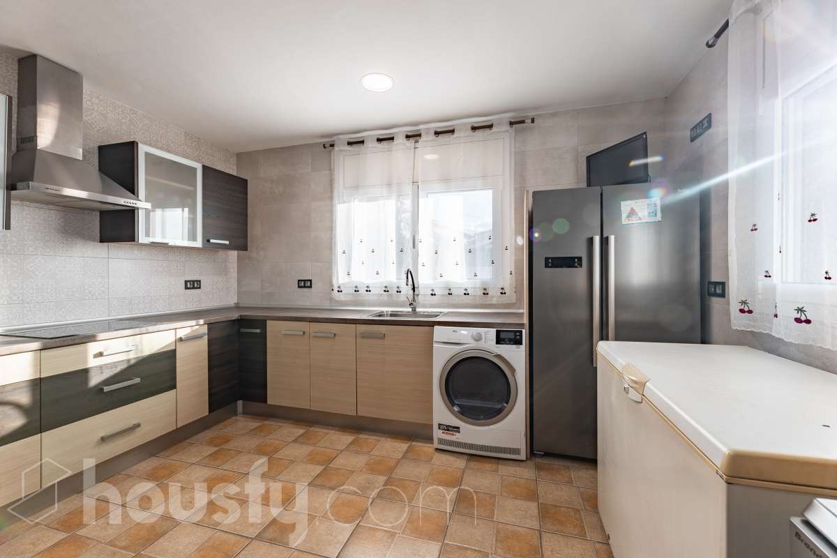 Housfy vende 🏡 amplia casa ubicada en Abrera, la cuál consta de 180 m2 verificados con la Dirección General de Catastro. Construido en el año: 2002. Distribución de estancias -Salón-comedor -4 Dormitorios -3 Baños -Cocina equipada Características específicas -Cédula de habitabilidad -Aire acondicionado -Trastero -Calefacción -Electrodomésticos -Gres/cerámica -Terraza -Piscina privada -Jardín privado -Chimenea -Lavadero -2 Plazas de garaje Zona y entorno Respecto a la ubicación, se sitúa en Abrera, municipio de Barcelona. Esta propiedad se encuentra cerca de transporte público. Aviso legal El precio de venta no incluye gastos de la compraventa como notaría, registro, impuestos, ni tampoco honorarios de agencia. Esta publicación no es vinculante. Consulta siempre la nota simple con Housfy antes de formalizar la compraventa. Sobre nosotros Housfy es la plataforma integral de servicios inmobiliarios. Nuestra combinación de expertos y tecnología pone al alcance de todo el mundo servicios cómodos, claros y seguros. AICAT número: 7922. Nos encargamos de la gestión y asesoramiento de la compra. ¡Olvídate de todo! Hacemos los trámites por ti. Y, si además necesitas financiación, ponemos a tu disposición un bróker hipotecario para ayudarte a conseguir las mejores condiciones para tu perfil económico. ¿Quieres visitarla? Contacta con Housfy y agenda tu visita sin compromiso. Más información en: housfy.com En cumplimiento de la Ley 8/2026 en Cataluña, el certificado de presencia o ausencia de amianto se encuentra en proceso de tramitación.-22