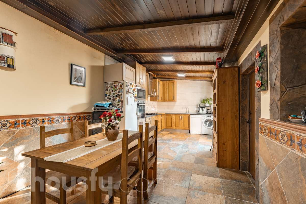 Housfy vende 🏡 amplia casa ubicada en Abrera, la cuál consta de 180 m2 verificados con la Dirección General de Catastro. Construido en el año: 2002. Distribución de estancias -Salón-comedor -4 Dormitorios -3 Baños -Cocina equipada Características específicas -Cédula de habitabilidad -Aire acondicionado -Trastero -Calefacción -Electrodomésticos -Gres/cerámica -Terraza -Piscina privada -Jardín privado -Chimenea -Lavadero -2 Plazas de garaje Zona y entorno Respecto a la ubicación, se sitúa en Abrera, municipio de Barcelona. Esta propiedad se encuentra cerca de transporte público. Aviso legal El precio de venta no incluye gastos de la compraventa como notaría, registro, impuestos, ni tampoco honorarios de agencia. Esta publicación no es vinculante. Consulta siempre la nota simple con Housfy antes de formalizar la compraventa. Sobre nosotros Housfy es la plataforma integral de servicios inmobiliarios. Nuestra combinación de expertos y tecnología pone al alcance de todo el mundo servicios cómodos, claros y seguros. AICAT número: 7922. Nos encargamos de la gestión y asesoramiento de la compra. ¡Olvídate de todo! Hacemos los trámites por ti. Y, si además necesitas financiación, ponemos a tu disposición un bróker hipotecario para ayudarte a conseguir las mejores condiciones para tu perfil económico. ¿Quieres visitarla? Contacta con Housfy y agenda tu visita sin compromiso. Más información en: housfy.com En cumplimiento de la Ley 8/2026 en Cataluña, el certificado de presencia o ausencia de amianto se encuentra en proceso de tramitación.-15
