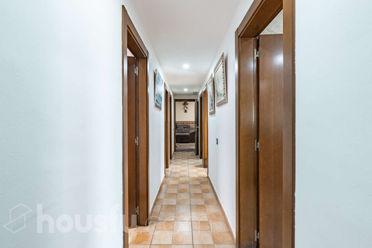 Housfy vende 🏡 amplia casa ubicada en Abrera, la cuál consta de 180 m2 verificados con la Dirección General de Catastro. Construido en el año: 2002. Distribución de estancias -Salón-comedor -4 Dormitorios -3 Baños -Cocina equipada Características específicas -Cédula de habitabilidad -Aire acondicionado -Trastero -Calefacción -Electrodomésticos -Gres/cerámica -Terraza -Piscina privada -Jardín privado -Chimenea -Lavadero -2 Plazas de garaje Zona y entorno Respecto a la ubicación, se sitúa en Abrera, municipio de Barcelona. Esta propiedad se encuentra cerca de transporte público. Aviso legal El precio de venta no incluye gastos de la compraventa como notaría, registro, impuestos, ni tampoco honorarios de agencia. Esta publicación no es vinculante. Consulta siempre la nota simple con Housfy antes de formalizar la compraventa. Sobre nosotros Housfy es la plataforma integral de servicios inmobiliarios. Nuestra combinación de expertos y tecnología pone al alcance de todo el mundo servicios cómodos, claros y seguros. AICAT número: 7922. Nos encargamos de la gestión y asesoramiento de la compra. ¡Olvídate de todo! Hacemos los trámites por ti. Y, si además necesitas financiación, ponemos a tu disposición un bróker hipotecario para ayudarte a conseguir las mejores condiciones para tu perfil económico. ¿Quieres visitarla? Contacta con Housfy y agenda tu visita sin compromiso. Más información en: housfy.com En cumplimiento de la Ley 8/2026 en Cataluña, el certificado de presencia o ausencia de amianto se encuentra en proceso de tramitación.-58