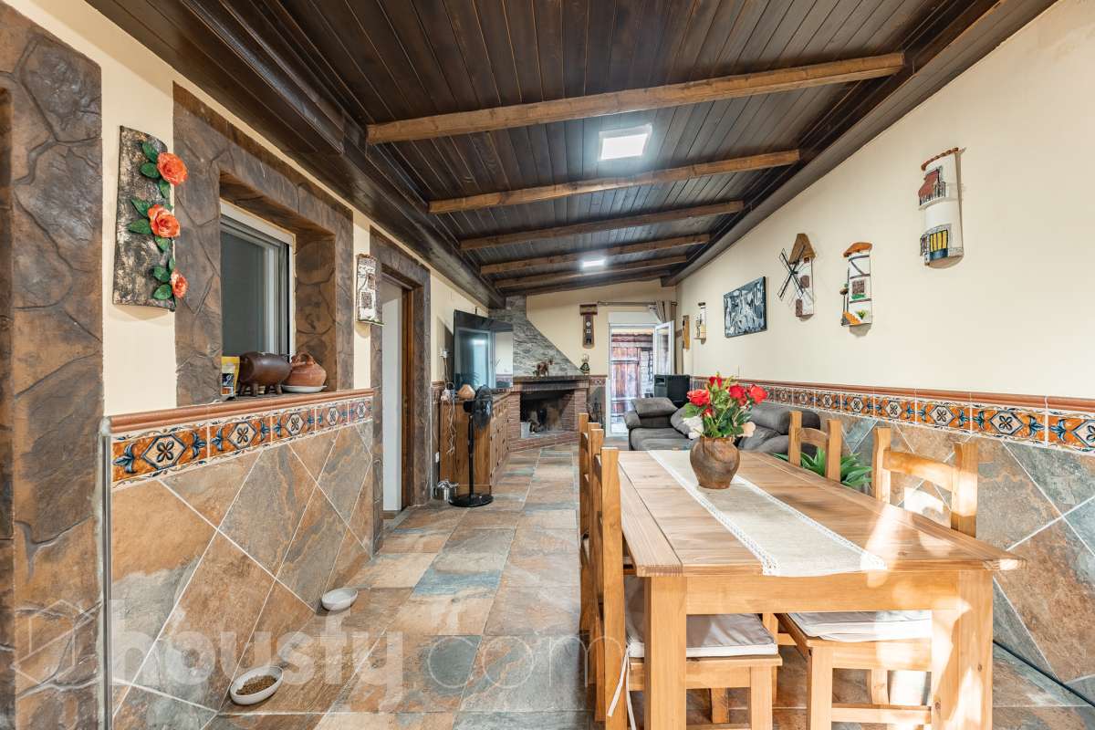 Housfy vende 🏡 amplia casa ubicada en Abrera, la cuál consta de 180 m2 verificados con la Dirección General de Catastro. Construido en el año: 2002. Distribución de estancias -Salón-comedor -4 Dormitorios -3 Baños -Cocina equipada Características específicas -Cédula de habitabilidad -Aire acondicionado -Trastero -Calefacción -Electrodomésticos -Gres/cerámica -Terraza -Piscina privada -Jardín privado -Chimenea -Lavadero -2 Plazas de garaje Zona y entorno Respecto a la ubicación, se sitúa en Abrera, municipio de Barcelona. Esta propiedad se encuentra cerca de transporte público. Aviso legal El precio de venta no incluye gastos de la compraventa como notaría, registro, impuestos, ni tampoco honorarios de agencia. Esta publicación no es vinculante. Consulta siempre la nota simple con Housfy antes de formalizar la compraventa. Sobre nosotros Housfy es la plataforma integral de servicios inmobiliarios. Nuestra combinación de expertos y tecnología pone al alcance de todo el mundo servicios cómodos, claros y seguros. AICAT número: 7922. Nos encargamos de la gestión y asesoramiento de la compra. ¡Olvídate de todo! Hacemos los trámites por ti. Y, si además necesitas financiación, ponemos a tu disposición un bróker hipotecario para ayudarte a conseguir las mejores condiciones para tu perfil económico. ¿Quieres visitarla? Contacta con Housfy y agenda tu visita sin compromiso. Más información en: housfy.com En cumplimiento de la Ley 8/2026 en Cataluña, el certificado de presencia o ausencia de amianto se encuentra en proceso de tramitación.-8