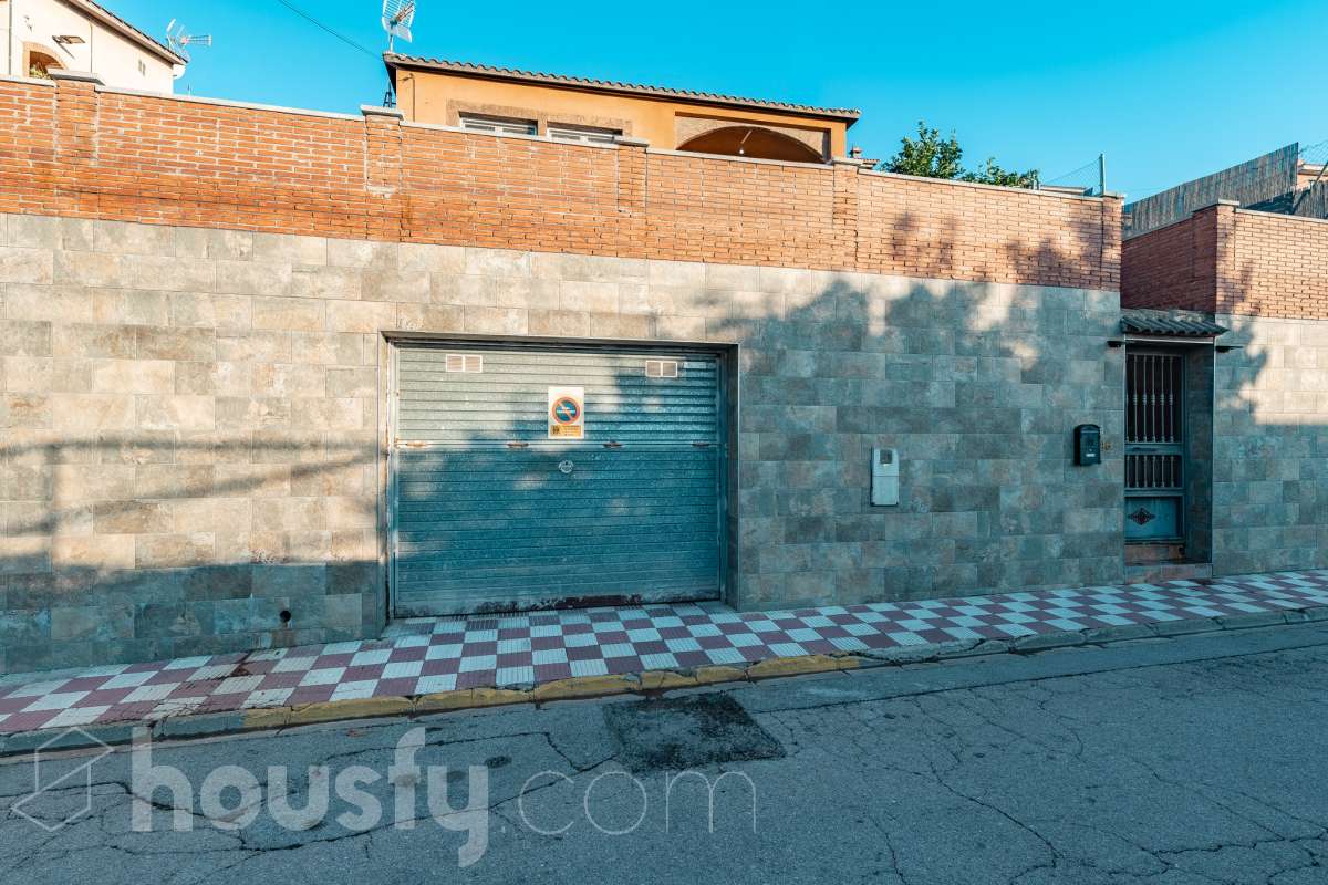Housfy vende 🏡 amplia casa ubicada en Abrera, la cuál consta de 180 m2 verificados con la Dirección General de Catastro. Construido en el año: 2002. Distribución de estancias -Salón-comedor -4 Dormitorios -3 Baños -Cocina equipada Características específicas -Cédula de habitabilidad -Aire acondicionado -Trastero -Calefacción -Electrodomésticos -Gres/cerámica -Terraza -Piscina privada -Jardín privado -Chimenea -Lavadero -2 Plazas de garaje Zona y entorno Respecto a la ubicación, se sitúa en Abrera, municipio de Barcelona. Esta propiedad se encuentra cerca de transporte público. Aviso legal El precio de venta no incluye gastos de la compraventa como notaría, registro, impuestos, ni tampoco honorarios de agencia. Esta publicación no es vinculante. Consulta siempre la nota simple con Housfy antes de formalizar la compraventa. Sobre nosotros Housfy es la plataforma integral de servicios inmobiliarios. Nuestra combinación de expertos y tecnología pone al alcance de todo el mundo servicios cómodos, claros y seguros. AICAT número: 7922. Nos encargamos de la gestión y asesoramiento de la compra. ¡Olvídate de todo! Hacemos los trámites por ti. Y, si además necesitas financiación, ponemos a tu disposición un bróker hipotecario para ayudarte a conseguir las mejores condiciones para tu perfil económico. ¿Quieres visitarla? Contacta con Housfy y agenda tu visita sin compromiso. Más información en: housfy.com En cumplimiento de la Ley 8/2026 en Cataluña, el certificado de presencia o ausencia de amianto se encuentra en proceso de tramitación.-62