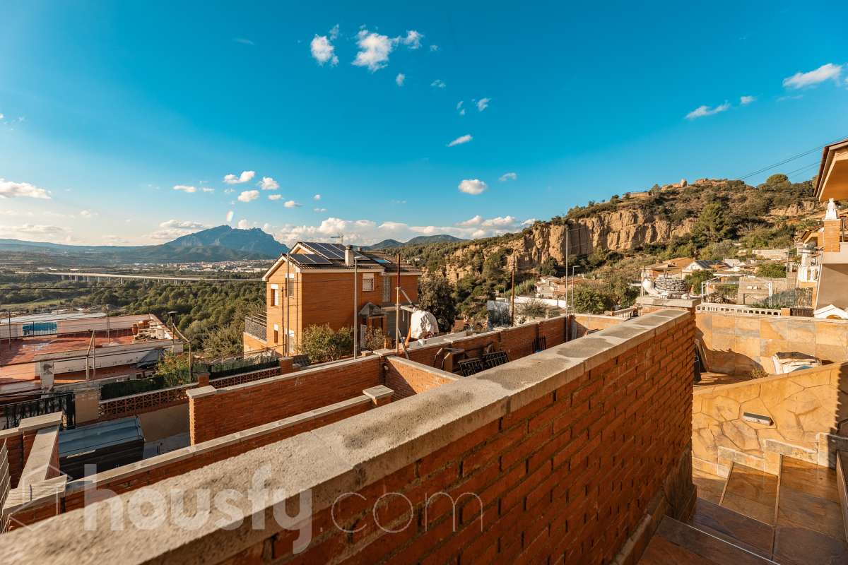 Housfy vende 🏡 amplia casa ubicada en Abrera, la cuál consta de 180 m2 verificados con la Dirección General de Catastro. Construido en el año: 2002. Distribución de estancias -Salón-comedor -4 Dormitorios -3 Baños -Cocina equipada Características específicas -Cédula de habitabilidad -Aire acondicionado -Trastero -Calefacción -Electrodomésticos -Gres/cerámica -Terraza -Piscina privada -Jardín privado -Chimenea -Lavadero -2 Plazas de garaje Zona y entorno Respecto a la ubicación, se sitúa en Abrera, municipio de Barcelona. Esta propiedad se encuentra cerca de transporte público. Aviso legal El precio de venta no incluye gastos de la compraventa como notaría, registro, impuestos, ni tampoco honorarios de agencia. Esta publicación no es vinculante. Consulta siempre la nota simple con Housfy antes de formalizar la compraventa. Sobre nosotros Housfy es la plataforma integral de servicios inmobiliarios. Nuestra combinación de expertos y tecnología pone al alcance de todo el mundo servicios cómodos, claros y seguros. AICAT número: 7922. Nos encargamos de la gestión y asesoramiento de la compra. ¡Olvídate de todo! Hacemos los trámites por ti. Y, si además necesitas financiación, ponemos a tu disposición un bróker hipotecario para ayudarte a conseguir las mejores condiciones para tu perfil económico. ¿Quieres visitarla? Contacta con Housfy y agenda tu visita sin compromiso. Más información en: housfy.com En cumplimiento de la Ley 8/2026 en Cataluña, el certificado de presencia o ausencia de amianto se encuentra en proceso de tramitación.-43