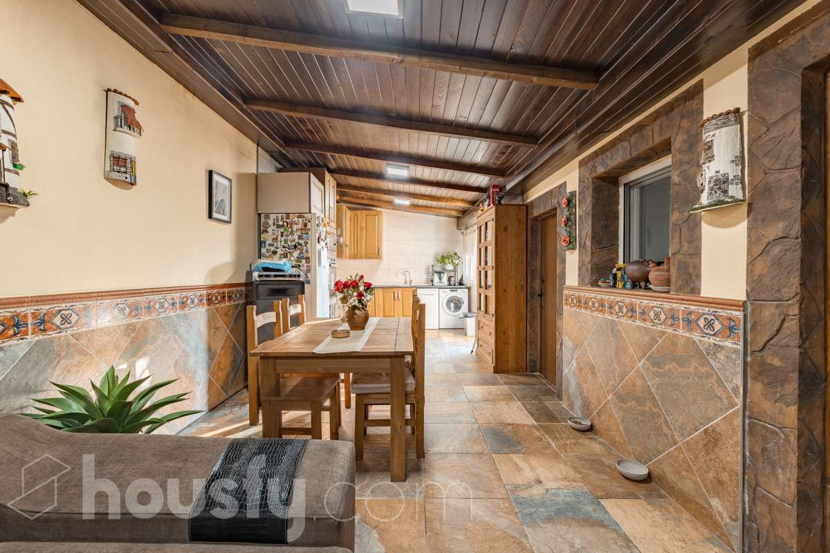 Housfy vende 🏡 amplia casa ubicada en Abrera, la cuál consta de 180 m2 verificados con la Dirección General de Catastro. Construido en el año: 2002. Distribución de estancias -Salón-comedor -4 Dormitorios -3 Baños -Cocina equipada Características específicas -Cédula de habitabilidad -Aire acondicionado -Trastero -Calefacción -Electrodomésticos -Gres/cerámica -Terraza -Piscina privada -Jardín privado -Chimenea -Lavadero -2 Plazas de garaje Zona y entorno Respecto a la ubicación, se sitúa en Abrera, municipio de Barcelona. Esta propiedad se encuentra cerca de transporte público. Aviso legal El precio de venta no incluye gastos de la compraventa como notaría, registro, impuestos, ni tampoco honorarios de agencia. Esta publicación no es vinculante. Consulta siempre la nota simple con Housfy antes de formalizar la compraventa. Sobre nosotros Housfy es la plataforma integral de servicios inmobiliarios. Nuestra combinación de expertos y tecnología pone al alcance de todo el mundo servicios cómodos, claros y seguros. AICAT número: 7922. Nos encargamos de la gestión y asesoramiento de la compra. ¡Olvídate de todo! Hacemos los trámites por ti. Y, si además necesitas financiación, ponemos a tu disposición un bróker hipotecario para ayudarte a conseguir las mejores condiciones para tu perfil económico. ¿Quieres visitarla? Contacta con Housfy y agenda tu visita sin compromiso. Más información en: housfy.com En cumplimiento de la Ley 8/2026 en Cataluña, el certificado de presencia o ausencia de amianto se encuentra en proceso de tramitación.-14