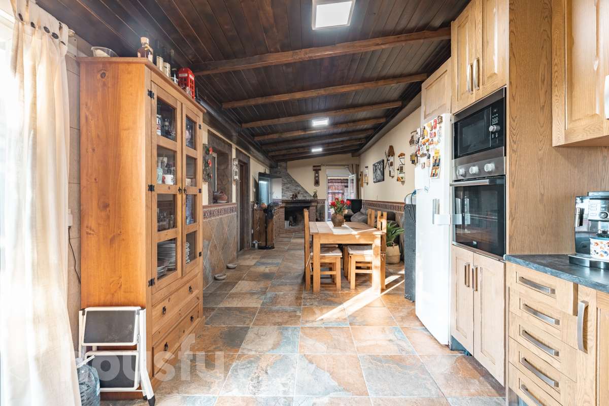 Housfy vende 🏡 amplia casa ubicada en Abrera, la cuál consta de 180 m2 verificados con la Dirección General de Catastro. Construido en el año: 2002. Distribución de estancias -Salón-comedor -4 Dormitorios -3 Baños -Cocina equipada Características específicas -Cédula de habitabilidad -Aire acondicionado -Trastero -Calefacción -Electrodomésticos -Gres/cerámica -Terraza -Piscina privada -Jardín privado -Chimenea -Lavadero -2 Plazas de garaje Zona y entorno Respecto a la ubicación, se sitúa en Abrera, municipio de Barcelona. Esta propiedad se encuentra cerca de transporte público. Aviso legal El precio de venta no incluye gastos de la compraventa como notaría, registro, impuestos, ni tampoco honorarios de agencia. Esta publicación no es vinculante. Consulta siempre la nota simple con Housfy antes de formalizar la compraventa. Sobre nosotros Housfy es la plataforma integral de servicios inmobiliarios. Nuestra combinación de expertos y tecnología pone al alcance de todo el mundo servicios cómodos, claros y seguros. AICAT número: 7922. Nos encargamos de la gestión y asesoramiento de la compra. ¡Olvídate de todo! Hacemos los trámites por ti. Y, si además necesitas financiación, ponemos a tu disposición un bróker hipotecario para ayudarte a conseguir las mejores condiciones para tu perfil económico. ¿Quieres visitarla? Contacta con Housfy y agenda tu visita sin compromiso. Más información en: housfy.com En cumplimiento de la Ley 8/2026 en Cataluña, el certificado de presencia o ausencia de amianto se encuentra en proceso de tramitación.-29