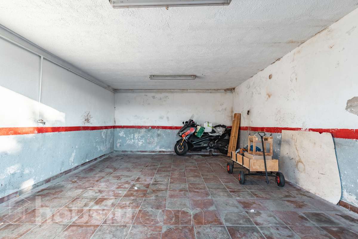 Housfy vende 🏡 amplia casa ubicada en Abrera, la cuál consta de 180 m2 verificados con la Dirección General de Catastro. Construido en el año: 2002. Distribución de estancias -Salón-comedor -4 Dormitorios -3 Baños -Cocina equipada Características específicas -Cédula de habitabilidad -Aire acondicionado -Trastero -Calefacción -Electrodomésticos -Gres/cerámica -Terraza -Piscina privada -Jardín privado -Chimenea -Lavadero -2 Plazas de garaje Zona y entorno Respecto a la ubicación, se sitúa en Abrera, municipio de Barcelona. Esta propiedad se encuentra cerca de transporte público. Aviso legal El precio de venta no incluye gastos de la compraventa como notaría, registro, impuestos, ni tampoco honorarios de agencia. Esta publicación no es vinculante. Consulta siempre la nota simple con Housfy antes de formalizar la compraventa. Sobre nosotros Housfy es la plataforma integral de servicios inmobiliarios. Nuestra combinación de expertos y tecnología pone al alcance de todo el mundo servicios cómodos, claros y seguros. AICAT número: 7922. Nos encargamos de la gestión y asesoramiento de la compra. ¡Olvídate de todo! Hacemos los trámites por ti. Y, si además necesitas financiación, ponemos a tu disposición un bróker hipotecario para ayudarte a conseguir las mejores condiciones para tu perfil económico. ¿Quieres visitarla? Contacta con Housfy y agenda tu visita sin compromiso. Más información en: housfy.com En cumplimiento de la Ley 8/2026 en Cataluña, el certificado de presencia o ausencia de amianto se encuentra en proceso de tramitación.-57