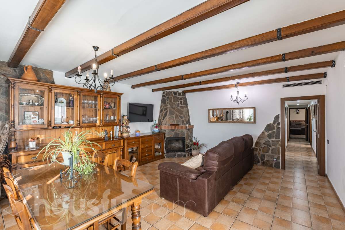 Housfy vende 🏡 amplia casa ubicada en Abrera, la cuál consta de 180 m2 verificados con la Dirección General de Catastro. Construido en el año: 2002. Distribución de estancias -Salón-comedor -4 Dormitorios -3 Baños -Cocina equipada Características específicas -Cédula de habitabilidad -Aire acondicionado -Trastero -Calefacción -Electrodomésticos -Gres/cerámica -Terraza -Piscina privada -Jardín privado -Chimenea -Lavadero -2 Plazas de garaje Zona y entorno Respecto a la ubicación, se sitúa en Abrera, municipio de Barcelona. Esta propiedad se encuentra cerca de transporte público. Aviso legal El precio de venta no incluye gastos de la compraventa como notaría, registro, impuestos, ni tampoco honorarios de agencia. Esta publicación no es vinculante. Consulta siempre la nota simple con Housfy antes de formalizar la compraventa. Sobre nosotros Housfy es la plataforma integral de servicios inmobiliarios. Nuestra combinación de expertos y tecnología pone al alcance de todo el mundo servicios cómodos, claros y seguros. AICAT número: 7922. Nos encargamos de la gestión y asesoramiento de la compra. ¡Olvídate de todo! Hacemos los trámites por ti. Y, si además necesitas financiación, ponemos a tu disposición un bróker hipotecario para ayudarte a conseguir las mejores condiciones para tu perfil económico. ¿Quieres visitarla? Contacta con Housfy y agenda tu visita sin compromiso. Más información en: housfy.com En cumplimiento de la Ley 8/2026 en Cataluña, el certificado de presencia o ausencia de amianto se encuentra en proceso de tramitación.-4