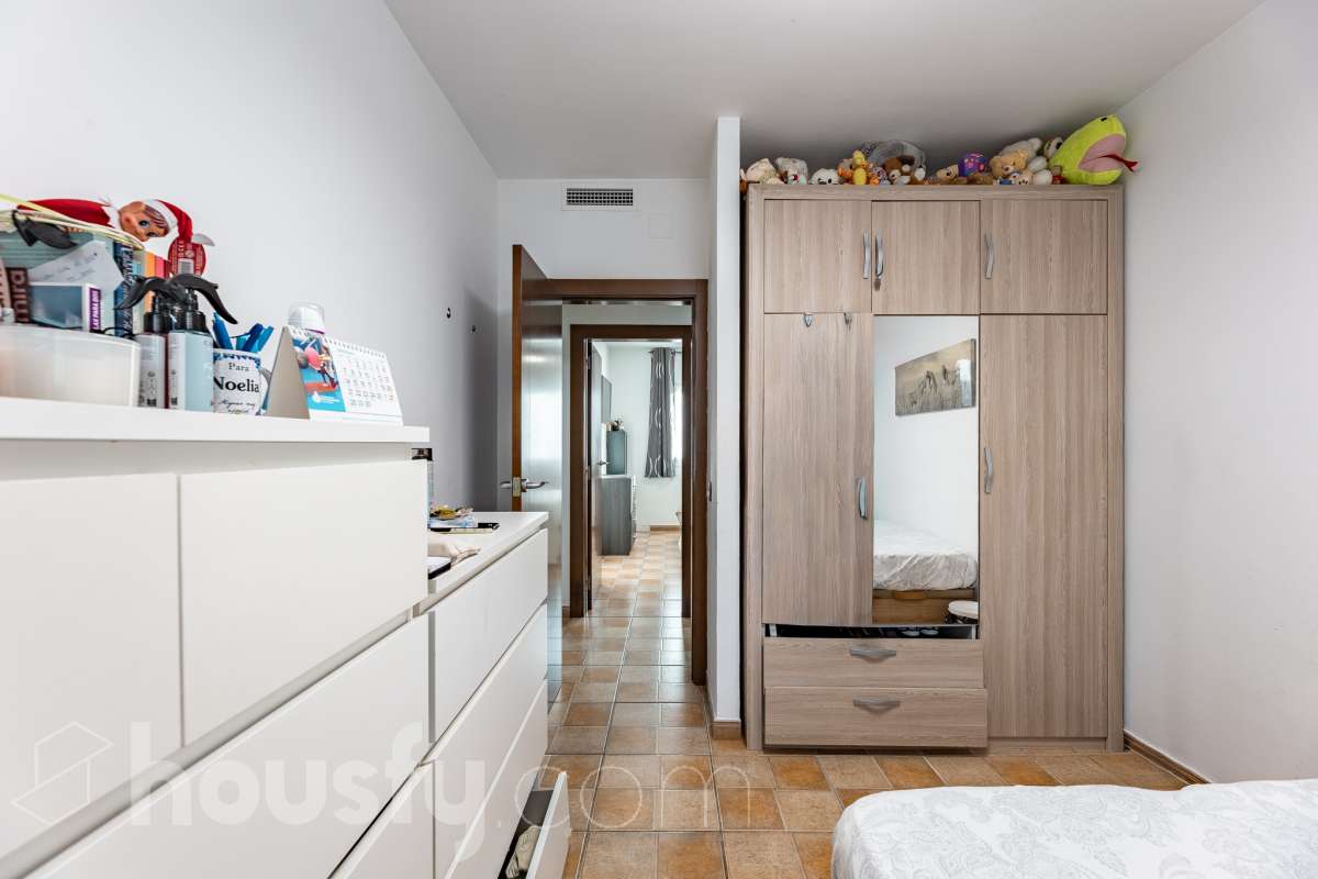 Housfy vende 🏡 amplia casa ubicada en Abrera, la cuál consta de 180 m2 verificados con la Dirección General de Catastro. Construido en el año: 2002. Distribución de estancias -Salón-comedor -4 Dormitorios -3 Baños -Cocina equipada Características específicas -Cédula de habitabilidad -Aire acondicionado -Trastero -Calefacción -Electrodomésticos -Gres/cerámica -Terraza -Piscina privada -Jardín privado -Chimenea -Lavadero -2 Plazas de garaje Zona y entorno Respecto a la ubicación, se sitúa en Abrera, municipio de Barcelona. Esta propiedad se encuentra cerca de transporte público. Aviso legal El precio de venta no incluye gastos de la compraventa como notaría, registro, impuestos, ni tampoco honorarios de agencia. Esta publicación no es vinculante. Consulta siempre la nota simple con Housfy antes de formalizar la compraventa. Sobre nosotros Housfy es la plataforma integral de servicios inmobiliarios. Nuestra combinación de expertos y tecnología pone al alcance de todo el mundo servicios cómodos, claros y seguros. AICAT número: 7922. Nos encargamos de la gestión y asesoramiento de la compra. ¡Olvídate de todo! Hacemos los trámites por ti. Y, si además necesitas financiación, ponemos a tu disposición un bróker hipotecario para ayudarte a conseguir las mejores condiciones para tu perfil económico. ¿Quieres visitarla? Contacta con Housfy y agenda tu visita sin compromiso. Más información en: housfy.com En cumplimiento de la Ley 8/2026 en Cataluña, el certificado de presencia o ausencia de amianto se encuentra en proceso de tramitación.-18