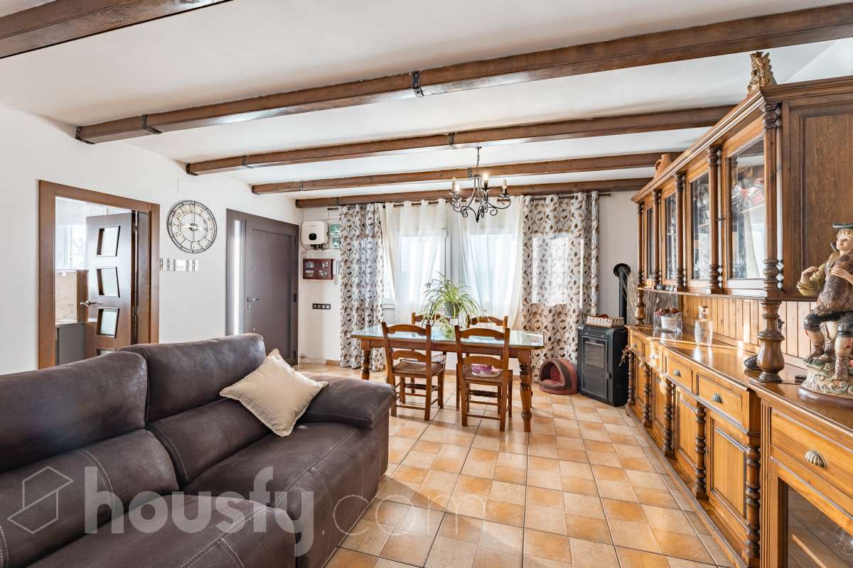 Housfy vende 🏡 amplia casa ubicada en Abrera, la cuál consta de 180 m2 verificados con la Dirección General de Catastro. Construido en el año: 2002. Distribución de estancias -Salón-comedor -4 Dormitorios -3 Baños -Cocina equipada Características específicas -Cédula de habitabilidad -Aire acondicionado -Trastero -Calefacción -Electrodomésticos -Gres/cerámica -Terraza -Piscina privada -Jardín privado -Chimenea -Lavadero -2 Plazas de garaje Zona y entorno Respecto a la ubicación, se sitúa en Abrera, municipio de Barcelona. Esta propiedad se encuentra cerca de transporte público. Aviso legal El precio de venta no incluye gastos de la compraventa como notaría, registro, impuestos, ni tampoco honorarios de agencia. Esta publicación no es vinculante. Consulta siempre la nota simple con Housfy antes de formalizar la compraventa. Sobre nosotros Housfy es la plataforma integral de servicios inmobiliarios. Nuestra combinación de expertos y tecnología pone al alcance de todo el mundo servicios cómodos, claros y seguros. AICAT número: 7922. Nos encargamos de la gestión y asesoramiento de la compra. ¡Olvídate de todo! Hacemos los trámites por ti. Y, si además necesitas financiación, ponemos a tu disposición un bróker hipotecario para ayudarte a conseguir las mejores condiciones para tu perfil económico. ¿Quieres visitarla? Contacta con Housfy y agenda tu visita sin compromiso. Más información en: housfy.com En cumplimiento de la Ley 8/2026 en Cataluña, el certificado de presencia o ausencia de amianto se encuentra en proceso de tramitación.-7