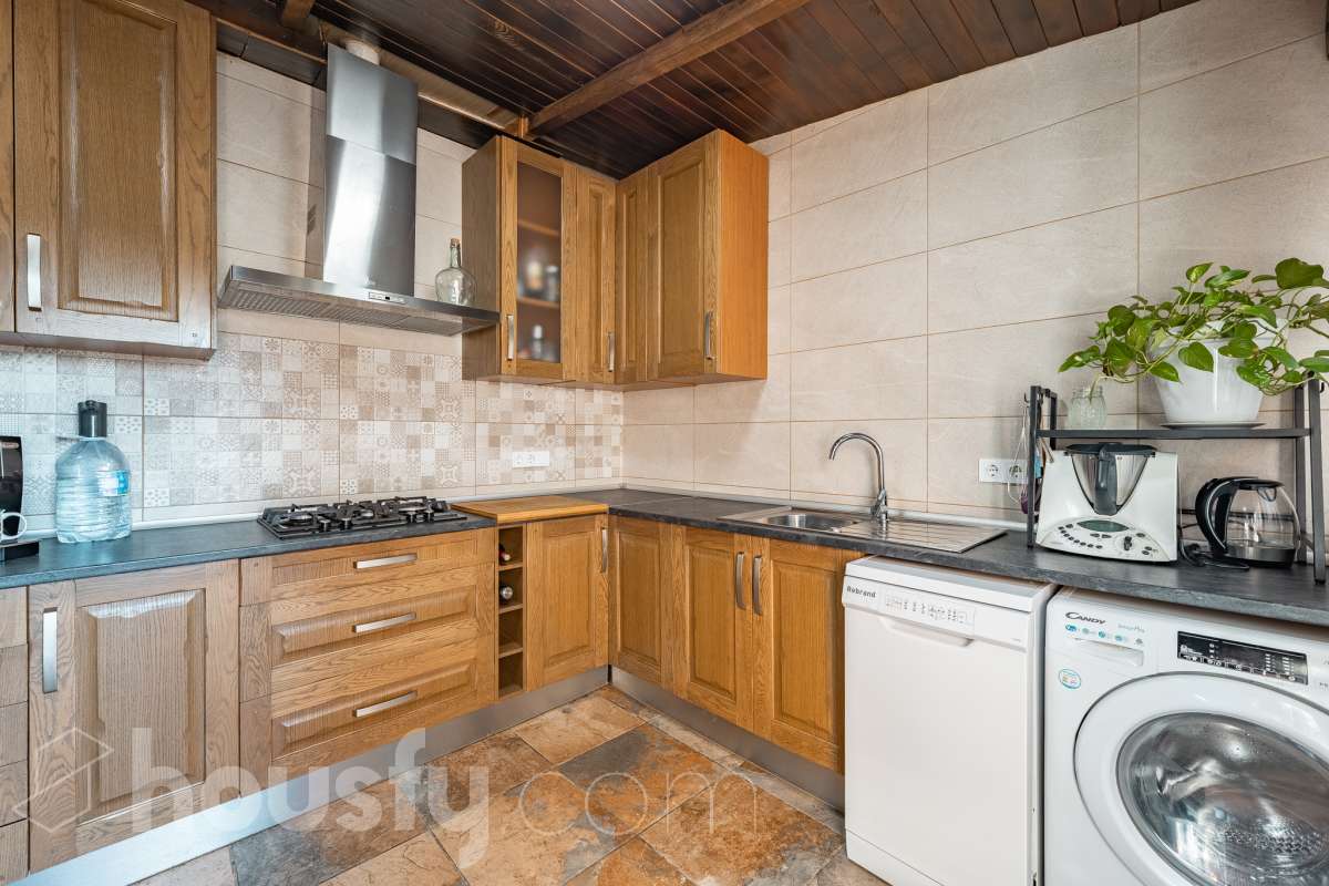 Housfy vende 🏡 amplia casa ubicada en Abrera, la cuál consta de 180 m2 verificados con la Dirección General de Catastro. Construido en el año: 2002. Distribución de estancias -Salón-comedor -4 Dormitorios -3 Baños -Cocina equipada Características específicas -Cédula de habitabilidad -Aire acondicionado -Trastero -Calefacción -Electrodomésticos -Gres/cerámica -Terraza -Piscina privada -Jardín privado -Chimenea -Lavadero -2 Plazas de garaje Zona y entorno Respecto a la ubicación, se sitúa en Abrera, municipio de Barcelona. Esta propiedad se encuentra cerca de transporte público. Aviso legal El precio de venta no incluye gastos de la compraventa como notaría, registro, impuestos, ni tampoco honorarios de agencia. Esta publicación no es vinculante. Consulta siempre la nota simple con Housfy antes de formalizar la compraventa. Sobre nosotros Housfy es la plataforma integral de servicios inmobiliarios. Nuestra combinación de expertos y tecnología pone al alcance de todo el mundo servicios cómodos, claros y seguros. AICAT número: 7922. Nos encargamos de la gestión y asesoramiento de la compra. ¡Olvídate de todo! Hacemos los trámites por ti. Y, si además necesitas financiación, ponemos a tu disposición un bróker hipotecario para ayudarte a conseguir las mejores condiciones para tu perfil económico. ¿Quieres visitarla? Contacta con Housfy y agenda tu visita sin compromiso. Más información en: housfy.com En cumplimiento de la Ley 8/2026 en Cataluña, el certificado de presencia o ausencia de amianto se encuentra en proceso de tramitación.-31