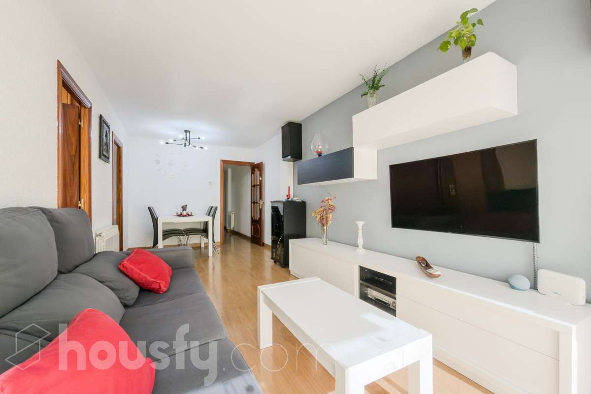 Housfy vende 🏡 luminoso piso ubicado en Badalona, el cuál consta de 76 m2 útiles (verificados con la Dirección General de Catastro). Construido en el año: 1976. Distribución de estancias -Salón-comedor -3 Dormitorios -1 Baño -Cocina equipada Características específicas -Aire acondicionado -Amueblado -Calefacción -Balcón Zona y entorno Respecto a la ubicación, se sitúa en Badalona, municipio de Barcelona. Esta propiedad se encuentra cerca de transporte público, colegios, supermercados y farmacias. Aviso legal El precio de venta no incluye gastos de la compraventa como notaría, registro, impuestos, ni tampoco honorarios agencia. Esta publicación no es vinculante. Consulta siempre la nota simple con Housfy antes de formalizar la compraventa. Sobre nosotros Housfy es la plataforma integral de servicios inmobiliarios. Nuestra combinación de expertos y tecnología pone al alcance de todo el mundo servicios cómodos, claros y seguros. AICAT número: 7922. Nos encargamos de la gestión y asesoramiento de la compra. ¡Olvídate de todo! Hacemos los trámites por ti. Y, si además necesitas financiación, ponemos a tu disposición un bróker hipotecario para ayudarte a conseguir las mejores condiciones para tu perfil económico. ¿Quieres visitarla? Contacta con Housfy y agenda tu visita sin compromiso. Más información en: housfy.com En cumplimiento de la Ley 8/2026 en Cataluña, el certificado de presencia o ausencia de amianto se encuentra en proceso de tramitación.-4