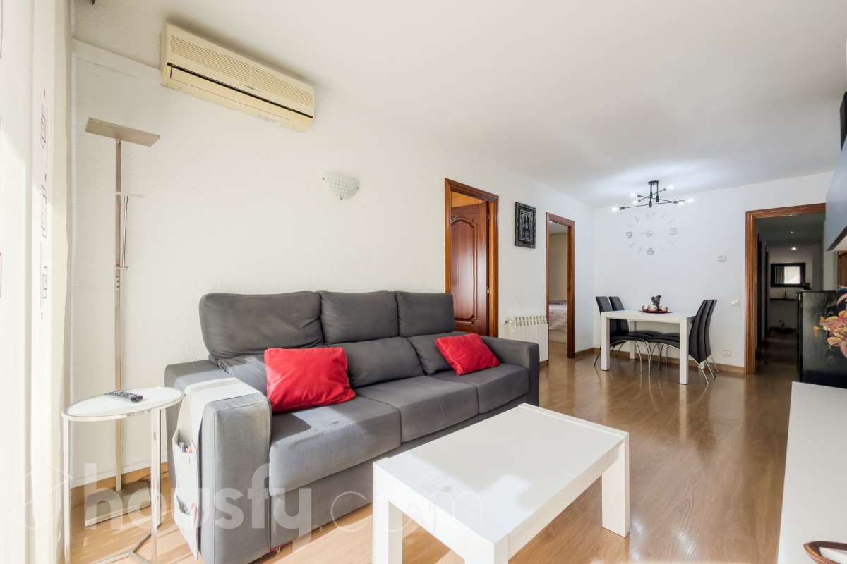Housfy vende 🏡 luminoso piso ubicado en Badalona, el cuál consta de 76 m2 útiles (verificados con la Dirección General de Catastro). Construido en el año: 1976. Distribución de estancias -Salón-comedor -3 Dormitorios -1 Baño -Cocina equipada Características específicas -Aire acondicionado -Amueblado -Calefacción -Balcón Zona y entorno Respecto a la ubicación, se sitúa en Badalona, municipio de Barcelona. Esta propiedad se encuentra cerca de transporte público, colegios, supermercados y farmacias. Aviso legal El precio de venta no incluye gastos de la compraventa como notaría, registro, impuestos, ni tampoco honorarios agencia. Esta publicación no es vinculante. Consulta siempre la nota simple con Housfy antes de formalizar la compraventa. Sobre nosotros Housfy es la plataforma integral de servicios inmobiliarios. Nuestra combinación de expertos y tecnología pone al alcance de todo el mundo servicios cómodos, claros y seguros. AICAT número: 7922. Nos encargamos de la gestión y asesoramiento de la compra. ¡Olvídate de todo! Hacemos los trámites por ti. Y, si además necesitas financiación, ponemos a tu disposición un bróker hipotecario para ayudarte a conseguir las mejores condiciones para tu perfil económico. ¿Quieres visitarla? Contacta con Housfy y agenda tu visita sin compromiso. Más información en: housfy.com En cumplimiento de la Ley 8/2026 en Cataluña, el certificado de presencia o ausencia de amianto se encuentra en proceso de tramitación.-3