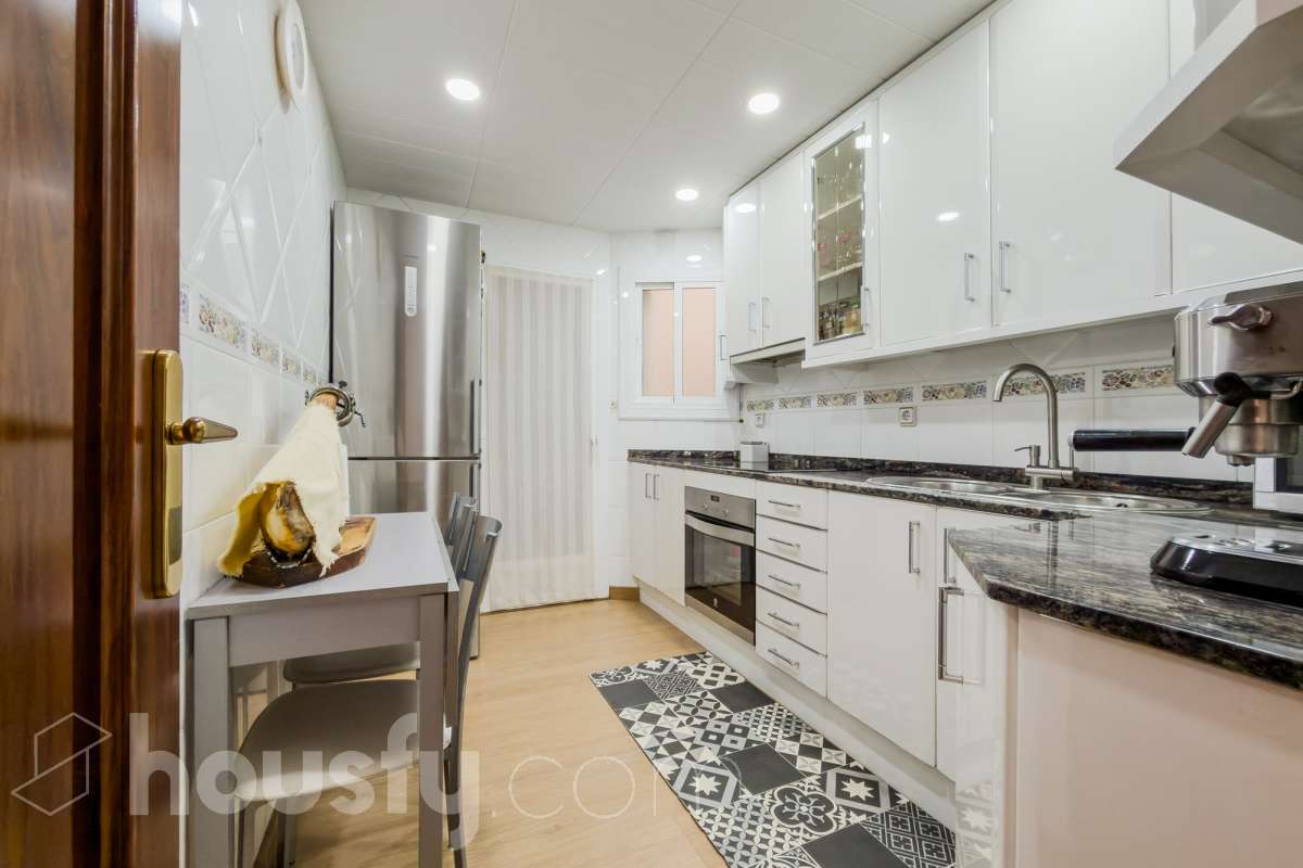 Housfy vende 🏡 luminoso piso ubicado en Badalona, el cuál consta de 76 m2 útiles (verificados con la Dirección General de Catastro). Construido en el año: 1976. Distribución de estancias -Salón-comedor -3 Dormitorios -1 Baño -Cocina equipada Características específicas -Aire acondicionado -Amueblado -Calefacción -Balcón Zona y entorno Respecto a la ubicación, se sitúa en Badalona, municipio de Barcelona. Esta propiedad se encuentra cerca de transporte público, colegios, supermercados y farmacias. Aviso legal El precio de venta no incluye gastos de la compraventa como notaría, registro, impuestos, ni tampoco honorarios agencia. Esta publicación no es vinculante. Consulta siempre la nota simple con Housfy antes de formalizar la compraventa. Sobre nosotros Housfy es la plataforma integral de servicios inmobiliarios. Nuestra combinación de expertos y tecnología pone al alcance de todo el mundo servicios cómodos, claros y seguros. AICAT número: 7922. Nos encargamos de la gestión y asesoramiento de la compra. ¡Olvídate de todo! Hacemos los trámites por ti. Y, si además necesitas financiación, ponemos a tu disposición un bróker hipotecario para ayudarte a conseguir las mejores condiciones para tu perfil económico. ¿Quieres visitarla? Contacta con Housfy y agenda tu visita sin compromiso. Más información en: housfy.com En cumplimiento de la Ley 8/2026 en Cataluña, el certificado de presencia o ausencia de amianto se encuentra en proceso de tramitación.-16