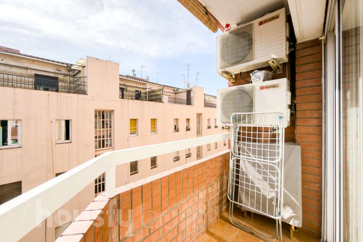 Housfy vende 🏡 luminoso piso ubicado en Badalona, el cuál consta de 76 m2 útiles (verificados con la Dirección General de Catastro). Construido en el año: 1976. Distribución de estancias -Salón-comedor -3 Dormitorios -1 Baño -Cocina equipada Características específicas -Aire acondicionado -Amueblado -Calefacción -Balcón Zona y entorno Respecto a la ubicación, se sitúa en Badalona, municipio de Barcelona. Esta propiedad se encuentra cerca de transporte público, colegios, supermercados y farmacias. Aviso legal El precio de venta no incluye gastos de la compraventa como notaría, registro, impuestos, ni tampoco honorarios agencia. Esta publicación no es vinculante. Consulta siempre la nota simple con Housfy antes de formalizar la compraventa. Sobre nosotros Housfy es la plataforma integral de servicios inmobiliarios. Nuestra combinación de expertos y tecnología pone al alcance de todo el mundo servicios cómodos, claros y seguros. AICAT número: 7922. Nos encargamos de la gestión y asesoramiento de la compra. ¡Olvídate de todo! Hacemos los trámites por ti. Y, si además necesitas financiación, ponemos a tu disposición un bróker hipotecario para ayudarte a conseguir las mejores condiciones para tu perfil económico. ¿Quieres visitarla? Contacta con Housfy y agenda tu visita sin compromiso. Más información en: housfy.com En cumplimiento de la Ley 8/2026 en Cataluña, el certificado de presencia o ausencia de amianto se encuentra en proceso de tramitación.-21