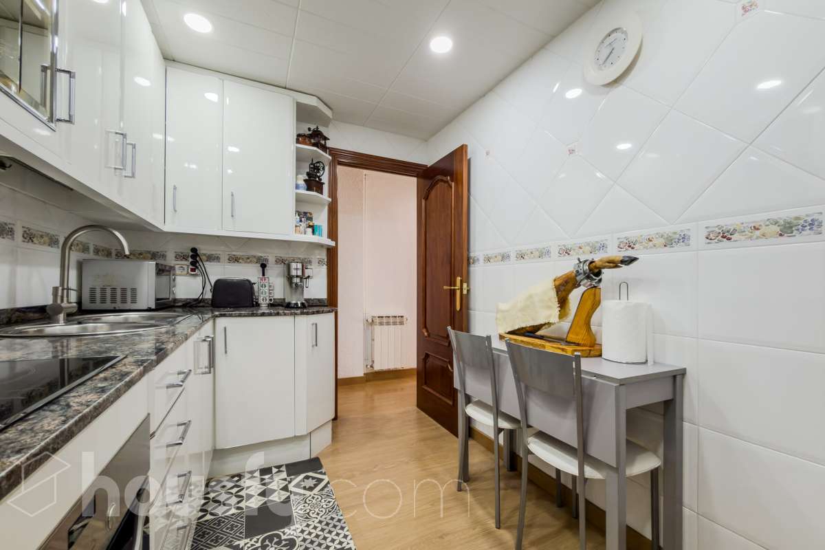 Housfy vende 🏡 luminoso piso ubicado en Badalona, el cuál consta de 76 m2 útiles (verificados con la Dirección General de Catastro). Construido en el año: 1976. Distribución de estancias -Salón-comedor -3 Dormitorios -1 Baño -Cocina equipada Características específicas -Aire acondicionado -Amueblado -Calefacción -Balcón Zona y entorno Respecto a la ubicación, se sitúa en Badalona, municipio de Barcelona. Esta propiedad se encuentra cerca de transporte público, colegios, supermercados y farmacias. Aviso legal El precio de venta no incluye gastos de la compraventa como notaría, registro, impuestos, ni tampoco honorarios agencia. Esta publicación no es vinculante. Consulta siempre la nota simple con Housfy antes de formalizar la compraventa. Sobre nosotros Housfy es la plataforma integral de servicios inmobiliarios. Nuestra combinación de expertos y tecnología pone al alcance de todo el mundo servicios cómodos, claros y seguros. AICAT número: 7922. Nos encargamos de la gestión y asesoramiento de la compra. ¡Olvídate de todo! Hacemos los trámites por ti. Y, si además necesitas financiación, ponemos a tu disposición un bróker hipotecario para ayudarte a conseguir las mejores condiciones para tu perfil económico. ¿Quieres visitarla? Contacta con Housfy y agenda tu visita sin compromiso. Más información en: housfy.com En cumplimiento de la Ley 8/2026 en Cataluña, el certificado de presencia o ausencia de amianto se encuentra en proceso de tramitación.-17