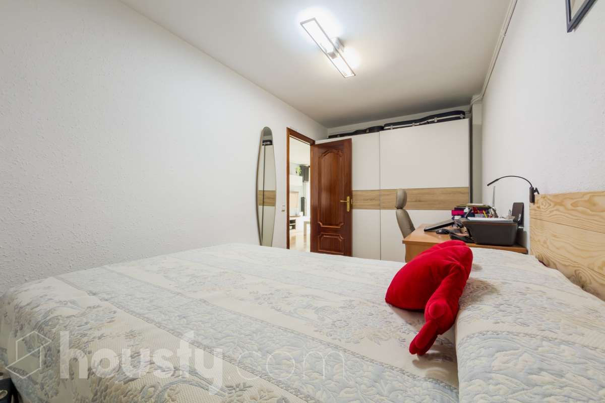 Housfy vende 🏡 luminoso piso ubicado en Badalona, el cuál consta de 76 m2 útiles (verificados con la Dirección General de Catastro). Construido en el año: 1976. Distribución de estancias -Salón-comedor -3 Dormitorios -1 Baño -Cocina equipada Características específicas -Aire acondicionado -Amueblado -Calefacción -Balcón Zona y entorno Respecto a la ubicación, se sitúa en Badalona, municipio de Barcelona. Esta propiedad se encuentra cerca de transporte público, colegios, supermercados y farmacias. Aviso legal El precio de venta no incluye gastos de la compraventa como notaría, registro, impuestos, ni tampoco honorarios agencia. Esta publicación no es vinculante. Consulta siempre la nota simple con Housfy antes de formalizar la compraventa. Sobre nosotros Housfy es la plataforma integral de servicios inmobiliarios. Nuestra combinación de expertos y tecnología pone al alcance de todo el mundo servicios cómodos, claros y seguros. AICAT número: 7922. Nos encargamos de la gestión y asesoramiento de la compra. ¡Olvídate de todo! Hacemos los trámites por ti. Y, si además necesitas financiación, ponemos a tu disposición un bróker hipotecario para ayudarte a conseguir las mejores condiciones para tu perfil económico. ¿Quieres visitarla? Contacta con Housfy y agenda tu visita sin compromiso. Más información en: housfy.com En cumplimiento de la Ley 8/2026 en Cataluña, el certificado de presencia o ausencia de amianto se encuentra en proceso de tramitación.-8