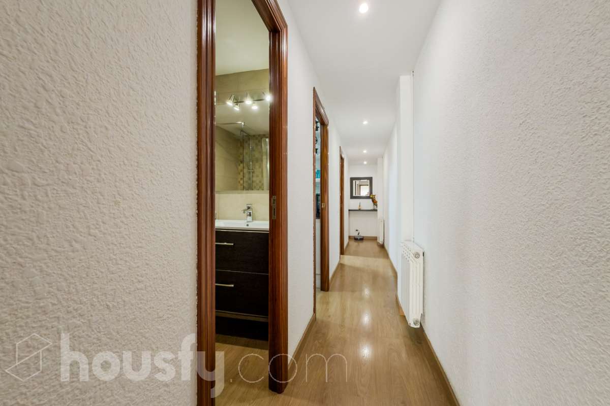 Housfy vende 🏡 luminoso piso ubicado en Badalona, el cuál consta de 76 m2 útiles (verificados con la Dirección General de Catastro). Construido en el año: 1976. Distribución de estancias -Salón-comedor -3 Dormitorios -1 Baño -Cocina equipada Características específicas -Aire acondicionado -Amueblado -Calefacción -Balcón Zona y entorno Respecto a la ubicación, se sitúa en Badalona, municipio de Barcelona. Esta propiedad se encuentra cerca de transporte público, colegios, supermercados y farmacias. Aviso legal El precio de venta no incluye gastos de la compraventa como notaría, registro, impuestos, ni tampoco honorarios agencia. Esta publicación no es vinculante. Consulta siempre la nota simple con Housfy antes de formalizar la compraventa. Sobre nosotros Housfy es la plataforma integral de servicios inmobiliarios. Nuestra combinación de expertos y tecnología pone al alcance de todo el mundo servicios cómodos, claros y seguros. AICAT número: 7922. Nos encargamos de la gestión y asesoramiento de la compra. ¡Olvídate de todo! Hacemos los trámites por ti. Y, si además necesitas financiación, ponemos a tu disposición un bróker hipotecario para ayudarte a conseguir las mejores condiciones para tu perfil económico. ¿Quieres visitarla? Contacta con Housfy y agenda tu visita sin compromiso. Más información en: housfy.com En cumplimiento de la Ley 8/2026 en Cataluña, el certificado de presencia o ausencia de amianto se encuentra en proceso de tramitación.-12