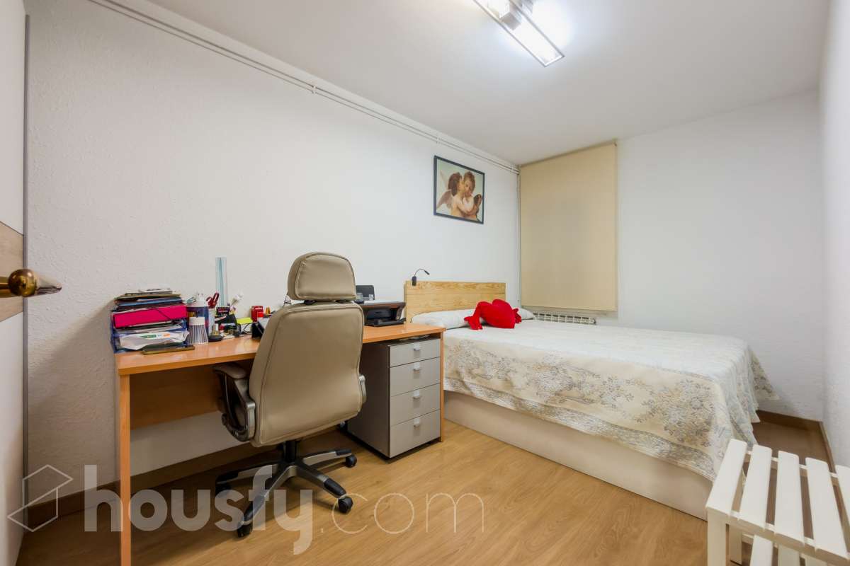 Housfy vende 🏡 luminoso piso ubicado en Badalona, el cuál consta de 76 m2 útiles (verificados con la Dirección General de Catastro). Construido en el año: 1976. Distribución de estancias -Salón-comedor -3 Dormitorios -1 Baño -Cocina equipada Características específicas -Aire acondicionado -Amueblado -Calefacción -Balcón Zona y entorno Respecto a la ubicación, se sitúa en Badalona, municipio de Barcelona. Esta propiedad se encuentra cerca de transporte público, colegios, supermercados y farmacias. Aviso legal El precio de venta no incluye gastos de la compraventa como notaría, registro, impuestos, ni tampoco honorarios agencia. Esta publicación no es vinculante. Consulta siempre la nota simple con Housfy antes de formalizar la compraventa. Sobre nosotros Housfy es la plataforma integral de servicios inmobiliarios. Nuestra combinación de expertos y tecnología pone al alcance de todo el mundo servicios cómodos, claros y seguros. AICAT número: 7922. Nos encargamos de la gestión y asesoramiento de la compra. ¡Olvídate de todo! Hacemos los trámites por ti. Y, si además necesitas financiación, ponemos a tu disposición un bróker hipotecario para ayudarte a conseguir las mejores condiciones para tu perfil económico. ¿Quieres visitarla? Contacta con Housfy y agenda tu visita sin compromiso. Más información en: housfy.com En cumplimiento de la Ley 8/2026 en Cataluña, el certificado de presencia o ausencia de amianto se encuentra en proceso de tramitación.-7