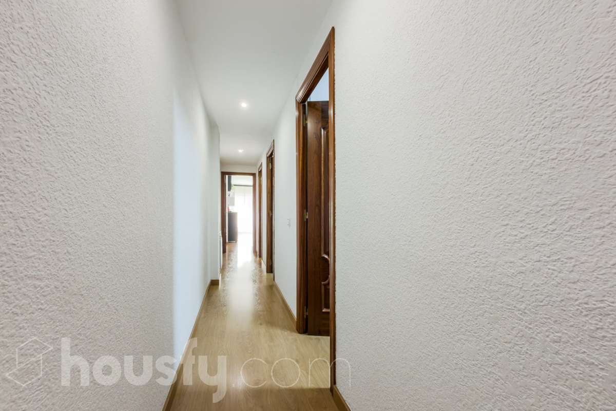 Housfy vende 🏡 luminoso piso ubicado en Badalona, el cuál consta de 76 m2 útiles (verificados con la Dirección General de Catastro). Construido en el año: 1976. Distribución de estancias -Salón-comedor -3 Dormitorios -1 Baño -Cocina equipada Características específicas -Aire acondicionado -Amueblado -Calefacción -Balcón Zona y entorno Respecto a la ubicación, se sitúa en Badalona, municipio de Barcelona. Esta propiedad se encuentra cerca de transporte público, colegios, supermercados y farmacias. Aviso legal El precio de venta no incluye gastos de la compraventa como notaría, registro, impuestos, ni tampoco honorarios agencia. Esta publicación no es vinculante. Consulta siempre la nota simple con Housfy antes de formalizar la compraventa. Sobre nosotros Housfy es la plataforma integral de servicios inmobiliarios. Nuestra combinación de expertos y tecnología pone al alcance de todo el mundo servicios cómodos, claros y seguros. AICAT número: 7922. Nos encargamos de la gestión y asesoramiento de la compra. ¡Olvídate de todo! Hacemos los trámites por ti. Y, si además necesitas financiación, ponemos a tu disposición un bróker hipotecario para ayudarte a conseguir las mejores condiciones para tu perfil económico. ¿Quieres visitarla? Contacta con Housfy y agenda tu visita sin compromiso. Más información en: housfy.com En cumplimiento de la Ley 8/2026 en Cataluña, el certificado de presencia o ausencia de amianto se encuentra en proceso de tramitación.-13