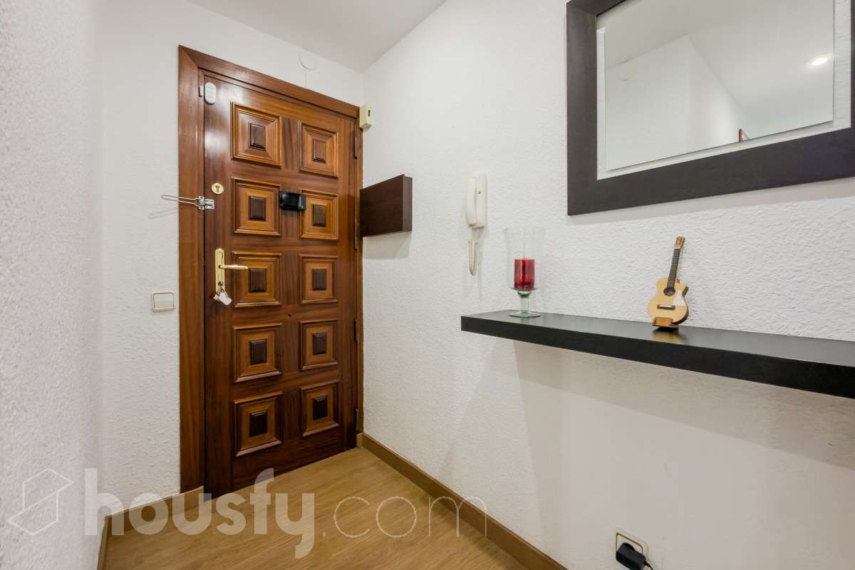 Housfy vende 🏡 luminoso piso ubicado en Badalona, el cuál consta de 76 m2 útiles (verificados con la Dirección General de Catastro). Construido en el año: 1976. Distribución de estancias -Salón-comedor -3 Dormitorios -1 Baño -Cocina equipada Características específicas -Aire acondicionado -Amueblado -Calefacción -Balcón Zona y entorno Respecto a la ubicación, se sitúa en Badalona, municipio de Barcelona. Esta propiedad se encuentra cerca de transporte público, colegios, supermercados y farmacias. Aviso legal El precio de venta no incluye gastos de la compraventa como notaría, registro, impuestos, ni tampoco honorarios agencia. Esta publicación no es vinculante. Consulta siempre la nota simple con Housfy antes de formalizar la compraventa. Sobre nosotros Housfy es la plataforma integral de servicios inmobiliarios. Nuestra combinación de expertos y tecnología pone al alcance de todo el mundo servicios cómodos, claros y seguros. AICAT número: 7922. Nos encargamos de la gestión y asesoramiento de la compra. ¡Olvídate de todo! Hacemos los trámites por ti. Y, si además necesitas financiación, ponemos a tu disposición un bróker hipotecario para ayudarte a conseguir las mejores condiciones para tu perfil económico. ¿Quieres visitarla? Contacta con Housfy y agenda tu visita sin compromiso. Más información en: housfy.com En cumplimiento de la Ley 8/2026 en Cataluña, el certificado de presencia o ausencia de amianto se encuentra en proceso de tramitación.-24