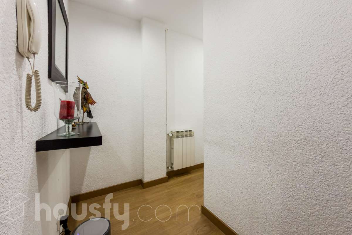 Housfy vende 🏡 luminoso piso ubicado en Badalona, el cuál consta de 76 m2 útiles (verificados con la Dirección General de Catastro). Construido en el año: 1976. Distribución de estancias -Salón-comedor -3 Dormitorios -1 Baño -Cocina equipada Características específicas -Aire acondicionado -Amueblado -Calefacción -Balcón Zona y entorno Respecto a la ubicación, se sitúa en Badalona, municipio de Barcelona. Esta propiedad se encuentra cerca de transporte público, colegios, supermercados y farmacias. Aviso legal El precio de venta no incluye gastos de la compraventa como notaría, registro, impuestos, ni tampoco honorarios agencia. Esta publicación no es vinculante. Consulta siempre la nota simple con Housfy antes de formalizar la compraventa. Sobre nosotros Housfy es la plataforma integral de servicios inmobiliarios. Nuestra combinación de expertos y tecnología pone al alcance de todo el mundo servicios cómodos, claros y seguros. AICAT número: 7922. Nos encargamos de la gestión y asesoramiento de la compra. ¡Olvídate de todo! Hacemos los trámites por ti. Y, si además necesitas financiación, ponemos a tu disposición un bróker hipotecario para ayudarte a conseguir las mejores condiciones para tu perfil económico. ¿Quieres visitarla? Contacta con Housfy y agenda tu visita sin compromiso. Más información en: housfy.com En cumplimiento de la Ley 8/2026 en Cataluña, el certificado de presencia o ausencia de amianto se encuentra en proceso de tramitación.-23