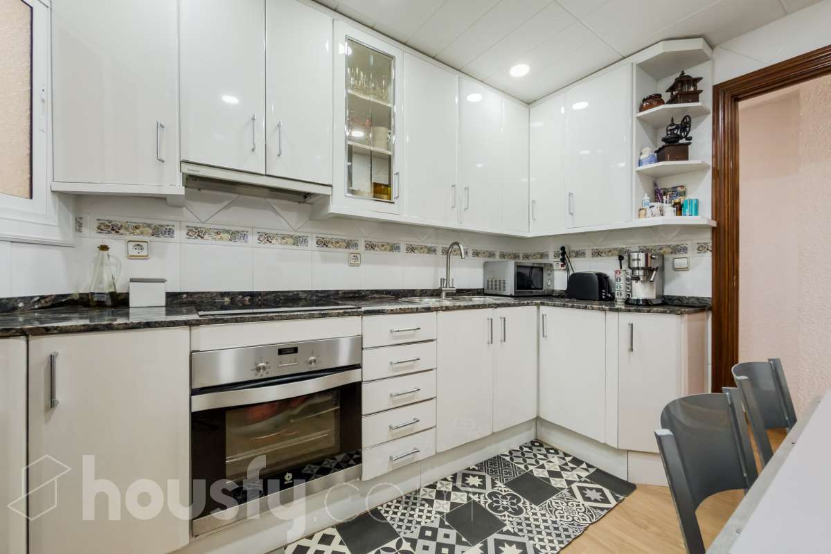 Housfy vende 🏡 luminoso piso ubicado en Badalona, el cuál consta de 76 m2 útiles (verificados con la Dirección General de Catastro). Construido en el año: 1976. Distribución de estancias -Salón-comedor -3 Dormitorios -1 Baño -Cocina equipada Características específicas -Aire acondicionado -Amueblado -Calefacción -Balcón Zona y entorno Respecto a la ubicación, se sitúa en Badalona, municipio de Barcelona. Esta propiedad se encuentra cerca de transporte público, colegios, supermercados y farmacias. Aviso legal El precio de venta no incluye gastos de la compraventa como notaría, registro, impuestos, ni tampoco honorarios agencia. Esta publicación no es vinculante. Consulta siempre la nota simple con Housfy antes de formalizar la compraventa. Sobre nosotros Housfy es la plataforma integral de servicios inmobiliarios. Nuestra combinación de expertos y tecnología pone al alcance de todo el mundo servicios cómodos, claros y seguros. AICAT número: 7922. Nos encargamos de la gestión y asesoramiento de la compra. ¡Olvídate de todo! Hacemos los trámites por ti. Y, si además necesitas financiación, ponemos a tu disposición un bróker hipotecario para ayudarte a conseguir las mejores condiciones para tu perfil económico. ¿Quieres visitarla? Contacta con Housfy y agenda tu visita sin compromiso. Más información en: housfy.com En cumplimiento de la Ley 8/2026 en Cataluña, el certificado de presencia o ausencia de amianto se encuentra en proceso de tramitación.-15