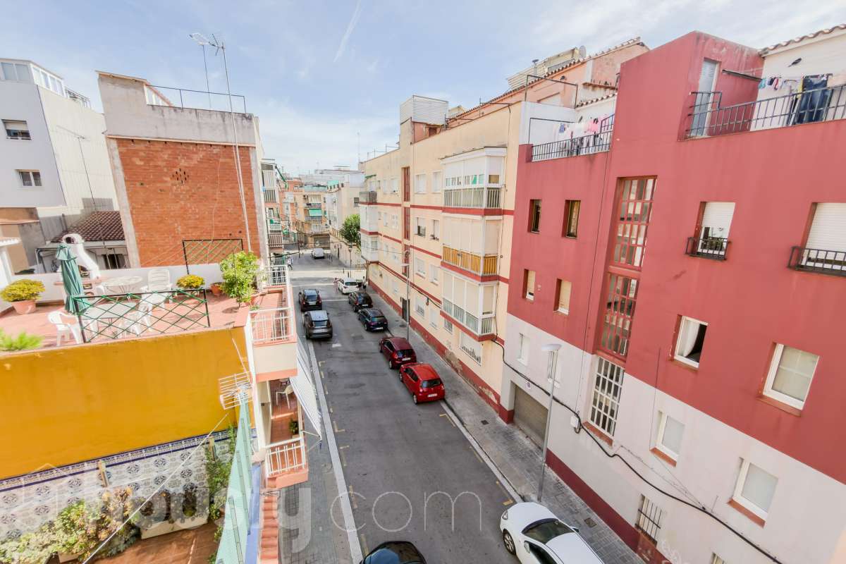 Housfy vende 🏡 luminoso piso ubicado en Badalona, el cuál consta de 76 m2 útiles (verificados con la Dirección General de Catastro). Construido en el año: 1976. Distribución de estancias -Salón-comedor -3 Dormitorios -1 Baño -Cocina equipada Características específicas -Aire acondicionado -Amueblado -Calefacción -Balcón Zona y entorno Respecto a la ubicación, se sitúa en Badalona, municipio de Barcelona. Esta propiedad se encuentra cerca de transporte público, colegios, supermercados y farmacias. Aviso legal El precio de venta no incluye gastos de la compraventa como notaría, registro, impuestos, ni tampoco honorarios agencia. Esta publicación no es vinculante. Consulta siempre la nota simple con Housfy antes de formalizar la compraventa. Sobre nosotros Housfy es la plataforma integral de servicios inmobiliarios. Nuestra combinación de expertos y tecnología pone al alcance de todo el mundo servicios cómodos, claros y seguros. AICAT número: 7922. Nos encargamos de la gestión y asesoramiento de la compra. ¡Olvídate de todo! Hacemos los trámites por ti. Y, si además necesitas financiación, ponemos a tu disposición un bróker hipotecario para ayudarte a conseguir las mejores condiciones para tu perfil económico. ¿Quieres visitarla? Contacta con Housfy y agenda tu visita sin compromiso. Más información en: housfy.com En cumplimiento de la Ley 8/2026 en Cataluña, el certificado de presencia o ausencia de amianto se encuentra en proceso de tramitación.-25