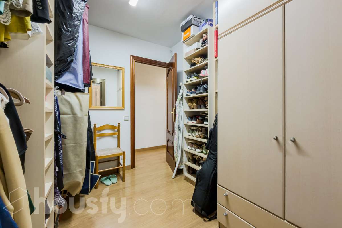 Housfy vende 🏡 luminoso piso ubicado en Badalona, el cuál consta de 76 m2 útiles (verificados con la Dirección General de Catastro). Construido en el año: 1976. Distribución de estancias -Salón-comedor -3 Dormitorios -1 Baño -Cocina equipada Características específicas -Aire acondicionado -Amueblado -Calefacción -Balcón Zona y entorno Respecto a la ubicación, se sitúa en Badalona, municipio de Barcelona. Esta propiedad se encuentra cerca de transporte público, colegios, supermercados y farmacias. Aviso legal El precio de venta no incluye gastos de la compraventa como notaría, registro, impuestos, ni tampoco honorarios agencia. Esta publicación no es vinculante. Consulta siempre la nota simple con Housfy antes de formalizar la compraventa. Sobre nosotros Housfy es la plataforma integral de servicios inmobiliarios. Nuestra combinación de expertos y tecnología pone al alcance de todo el mundo servicios cómodos, claros y seguros. AICAT número: 7922. Nos encargamos de la gestión y asesoramiento de la compra. ¡Olvídate de todo! Hacemos los trámites por ti. Y, si además necesitas financiación, ponemos a tu disposición un bróker hipotecario para ayudarte a conseguir las mejores condiciones para tu perfil económico. ¿Quieres visitarla? Contacta con Housfy y agenda tu visita sin compromiso. Más información en: housfy.com En cumplimiento de la Ley 8/2026 en Cataluña, el certificado de presencia o ausencia de amianto se encuentra en proceso de tramitación.-9