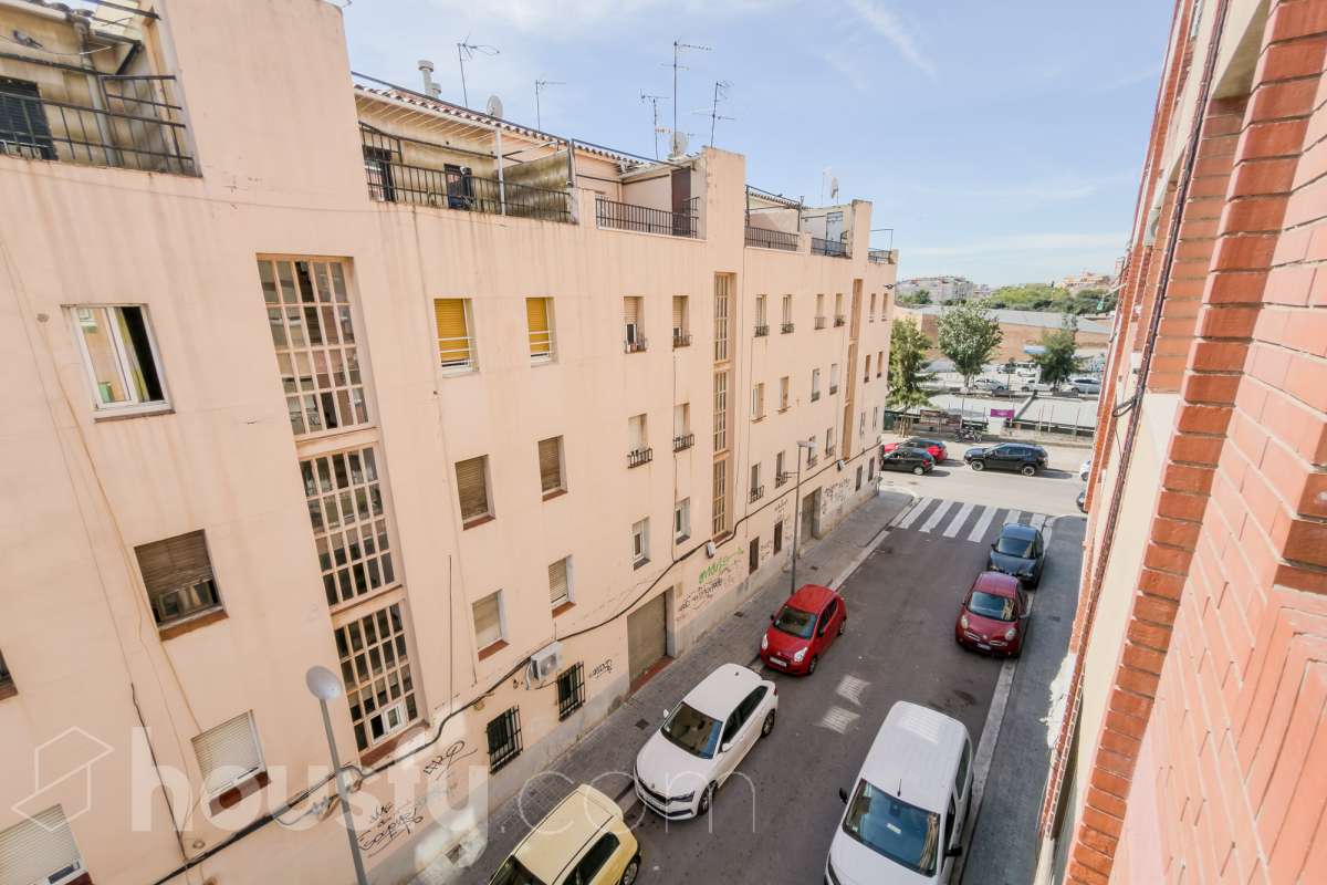 Housfy vende 🏡 luminoso piso ubicado en Badalona, el cuál consta de 76 m2 útiles (verificados con la Dirección General de Catastro). Construido en el año: 1976. Distribución de estancias -Salón-comedor -3 Dormitorios -1 Baño -Cocina equipada Características específicas -Aire acondicionado -Amueblado -Calefacción -Balcón Zona y entorno Respecto a la ubicación, se sitúa en Badalona, municipio de Barcelona. Esta propiedad se encuentra cerca de transporte público, colegios, supermercados y farmacias. Aviso legal El precio de venta no incluye gastos de la compraventa como notaría, registro, impuestos, ni tampoco honorarios agencia. Esta publicación no es vinculante. Consulta siempre la nota simple con Housfy antes de formalizar la compraventa. Sobre nosotros Housfy es la plataforma integral de servicios inmobiliarios. Nuestra combinación de expertos y tecnología pone al alcance de todo el mundo servicios cómodos, claros y seguros. AICAT número: 7922. Nos encargamos de la gestión y asesoramiento de la compra. ¡Olvídate de todo! Hacemos los trámites por ti. Y, si además necesitas financiación, ponemos a tu disposición un bróker hipotecario para ayudarte a conseguir las mejores condiciones para tu perfil económico. ¿Quieres visitarla? Contacta con Housfy y agenda tu visita sin compromiso. Más información en: housfy.com En cumplimiento de la Ley 8/2026 en Cataluña, el certificado de presencia o ausencia de amianto se encuentra en proceso de tramitación.-27