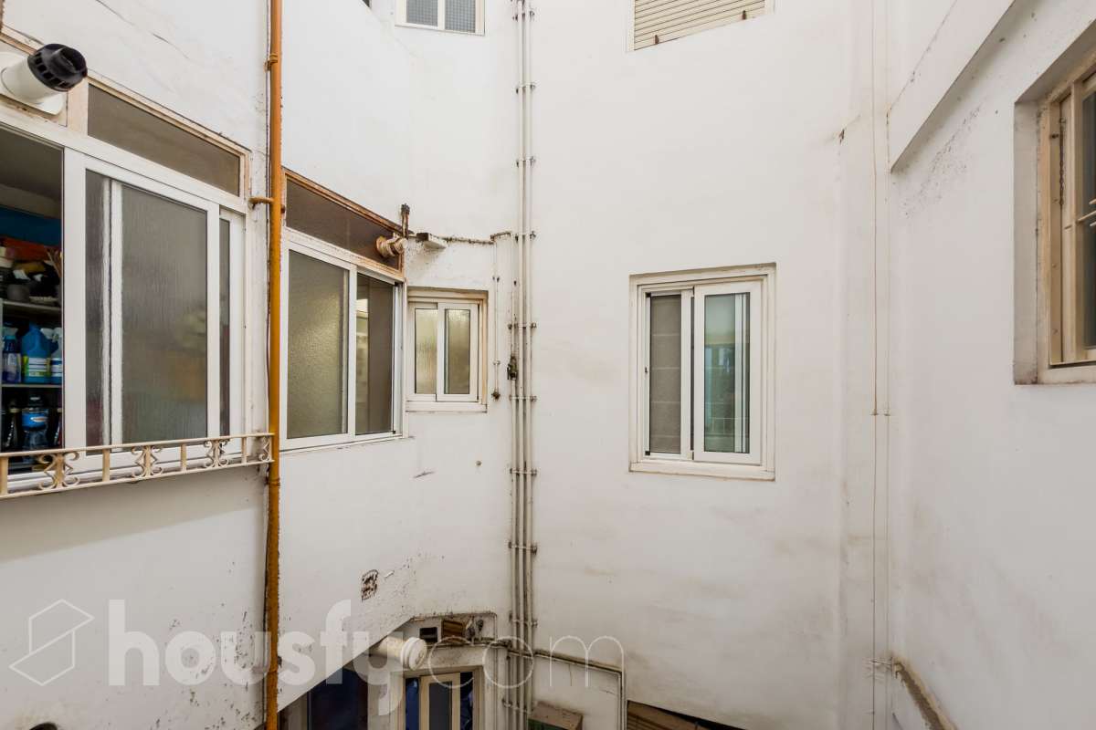 Housfy vende 🏡 luminoso piso ubicado en Badalona, el cuál consta de 76 m2 útiles (verificados con la Dirección General de Catastro). Construido en el año: 1976. Distribución de estancias -Salón-comedor -3 Dormitorios -1 Baño -Cocina equipada Características específicas -Aire acondicionado -Amueblado -Calefacción -Balcón Zona y entorno Respecto a la ubicación, se sitúa en Badalona, municipio de Barcelona. Esta propiedad se encuentra cerca de transporte público, colegios, supermercados y farmacias. Aviso legal El precio de venta no incluye gastos de la compraventa como notaría, registro, impuestos, ni tampoco honorarios agencia. Esta publicación no es vinculante. Consulta siempre la nota simple con Housfy antes de formalizar la compraventa. Sobre nosotros Housfy es la plataforma integral de servicios inmobiliarios. Nuestra combinación de expertos y tecnología pone al alcance de todo el mundo servicios cómodos, claros y seguros. AICAT número: 7922. Nos encargamos de la gestión y asesoramiento de la compra. ¡Olvídate de todo! Hacemos los trámites por ti. Y, si además necesitas financiación, ponemos a tu disposición un bróker hipotecario para ayudarte a conseguir las mejores condiciones para tu perfil económico. ¿Quieres visitarla? Contacta con Housfy y agenda tu visita sin compromiso. Más información en: housfy.com En cumplimiento de la Ley 8/2026 en Cataluña, el certificado de presencia o ausencia de amianto se encuentra en proceso de tramitación.-20